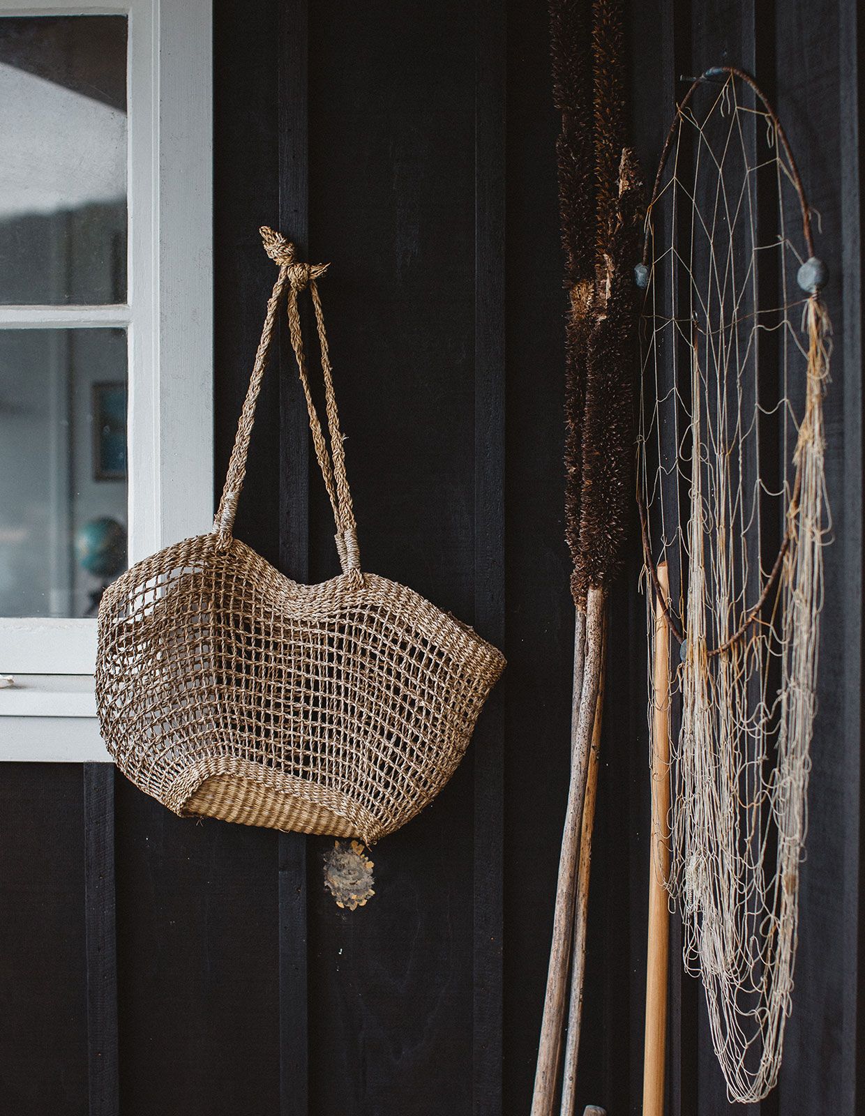 Decor scene entryway that shows the fisherman aesthetic trend in a traditional style.