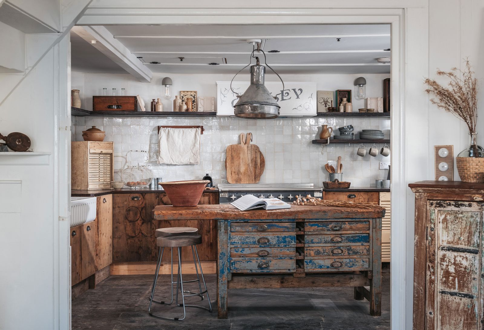Coastal kitchen that shows the fisherman aesthetic trend in a traditional style.