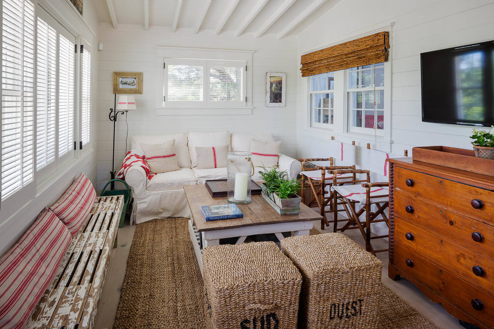 Coastal living room that shows the fisherman aesthetic trend in a traditional style.
