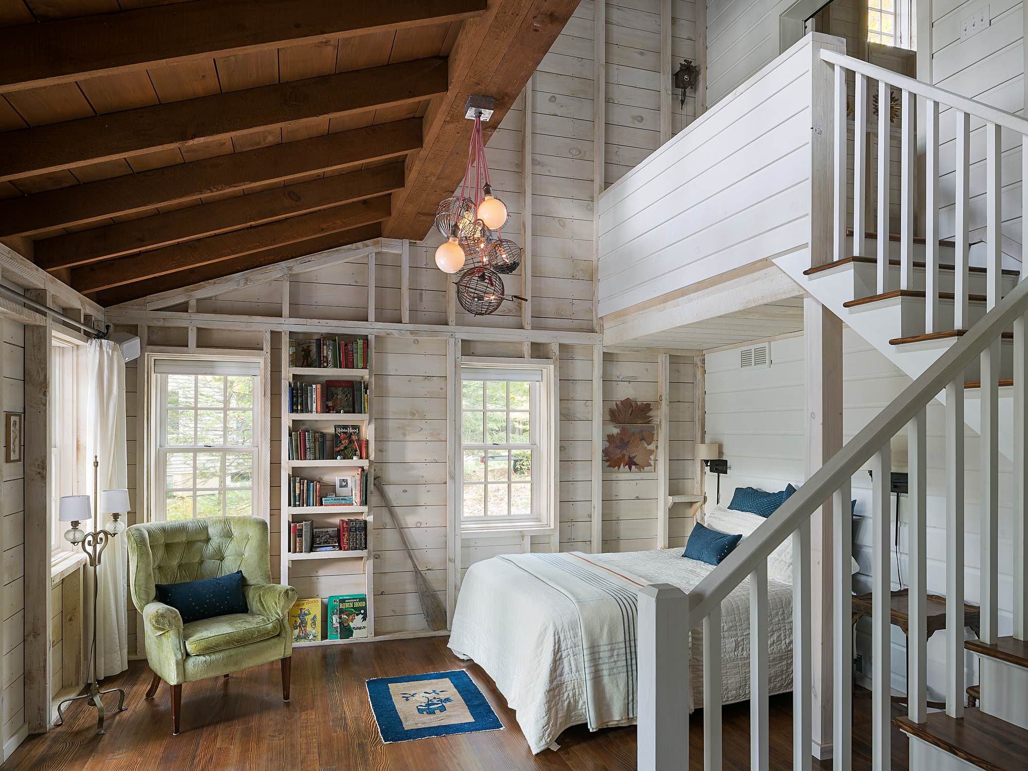 Coastal bedroom that shows the fisherman aesthetic trend in a traditional style.