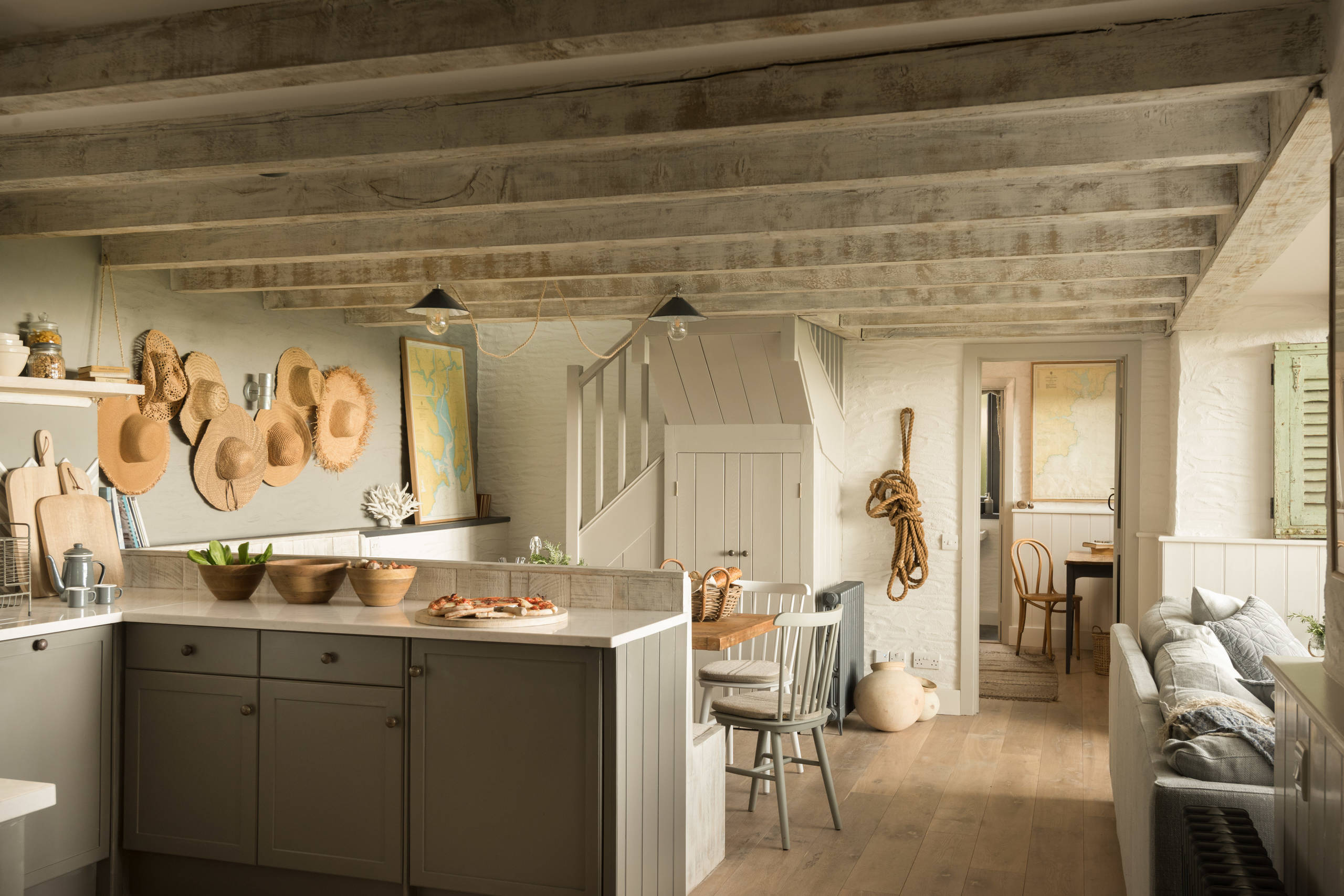 Coastal kitchen that shows the fisherman aesthetic trend in a traditional style.