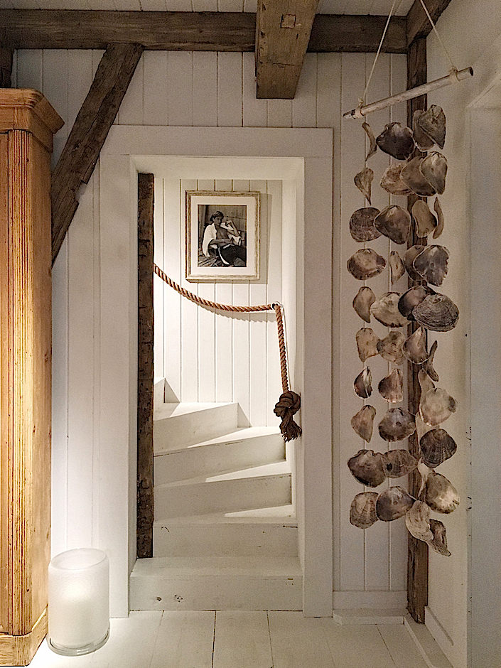 Cottage stairs that shows the fisherman aesthetic trend in a traditional style.