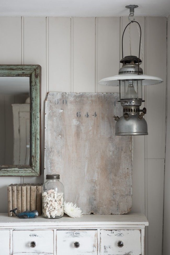 Cottage corner that shows the fisherman aesthetic trend in a traditional style.
