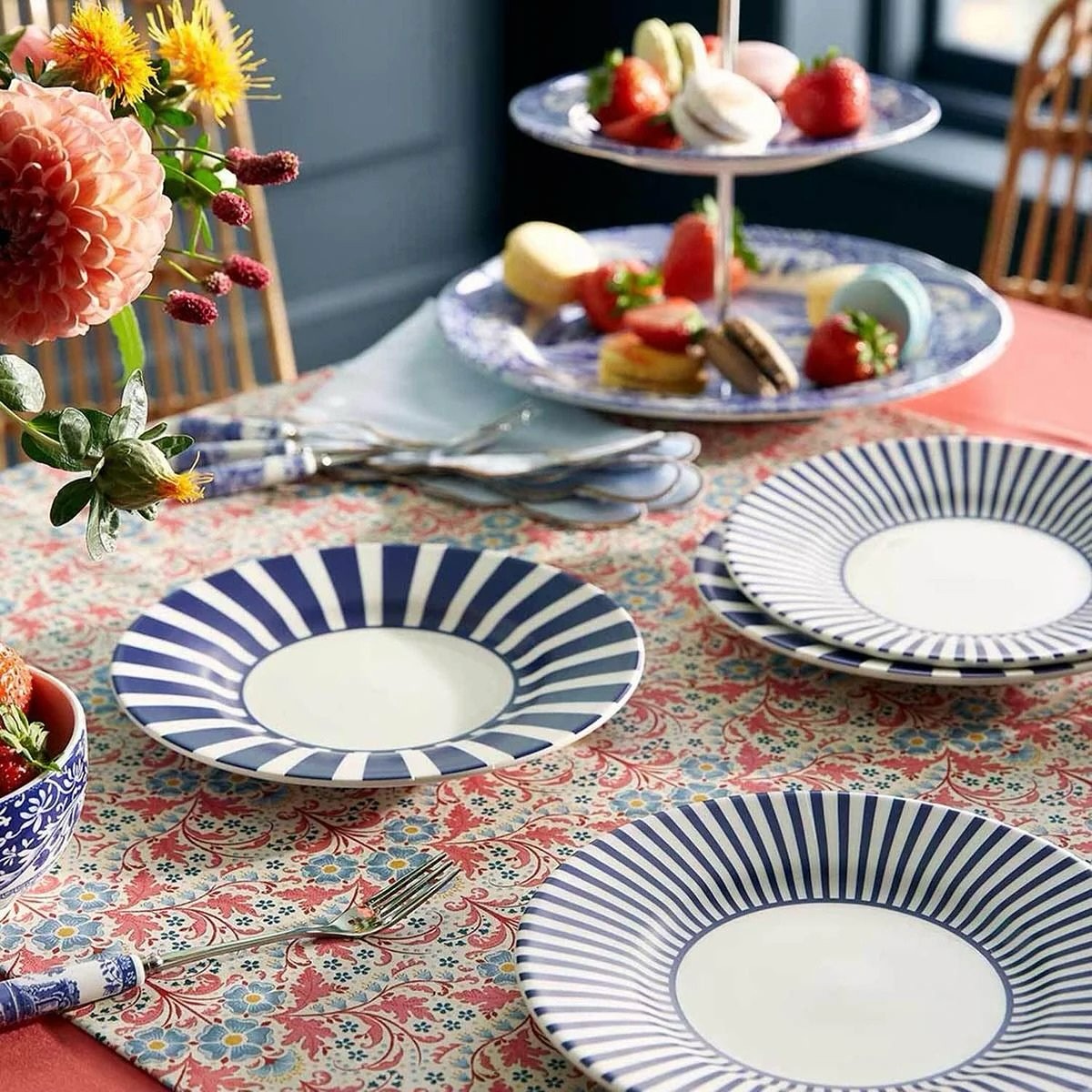 Interior image of kitchen table illustrating the hostingcore trend