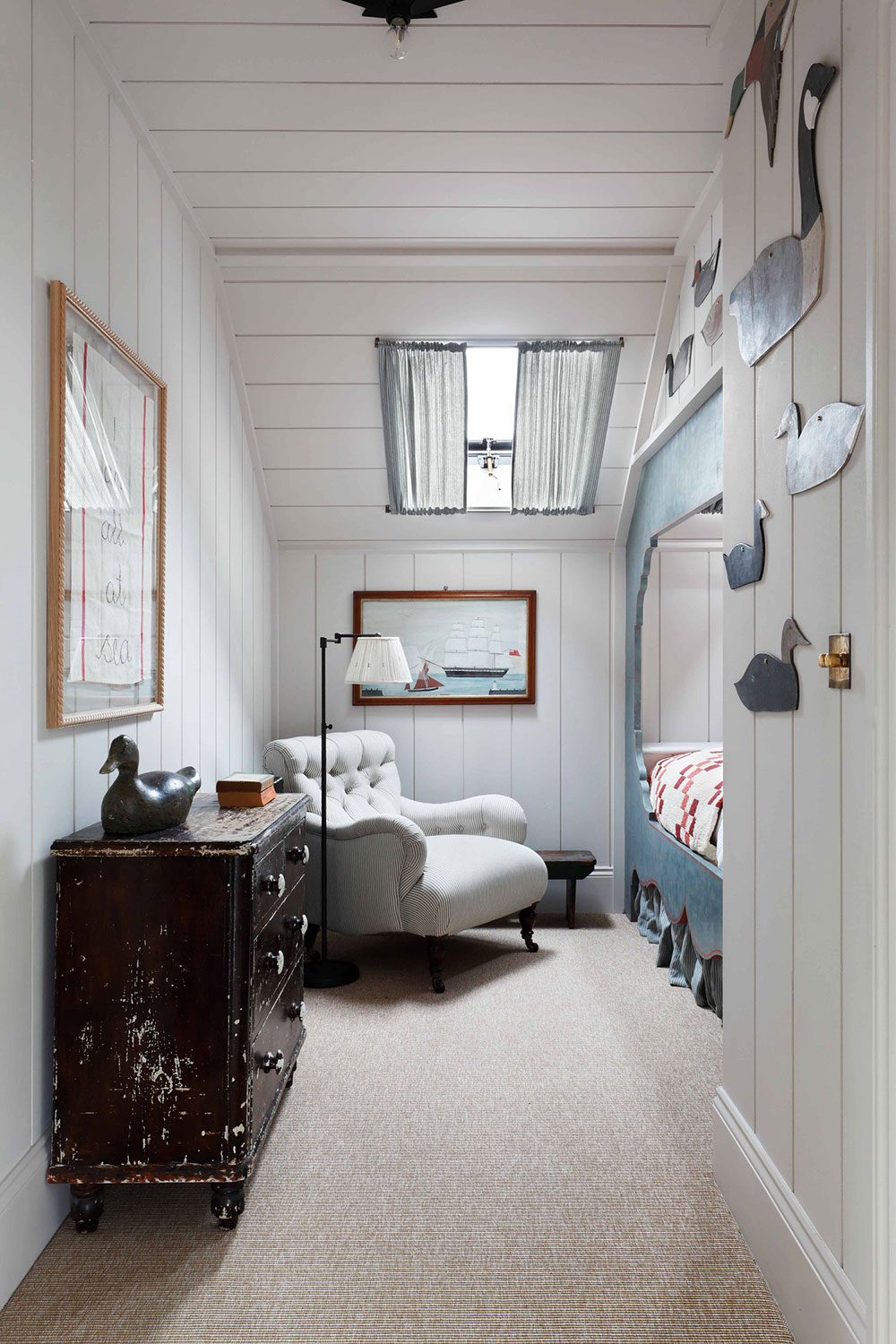 Coastal kids bedroom that shows the fisherman aesthetic trend in a traditional style.