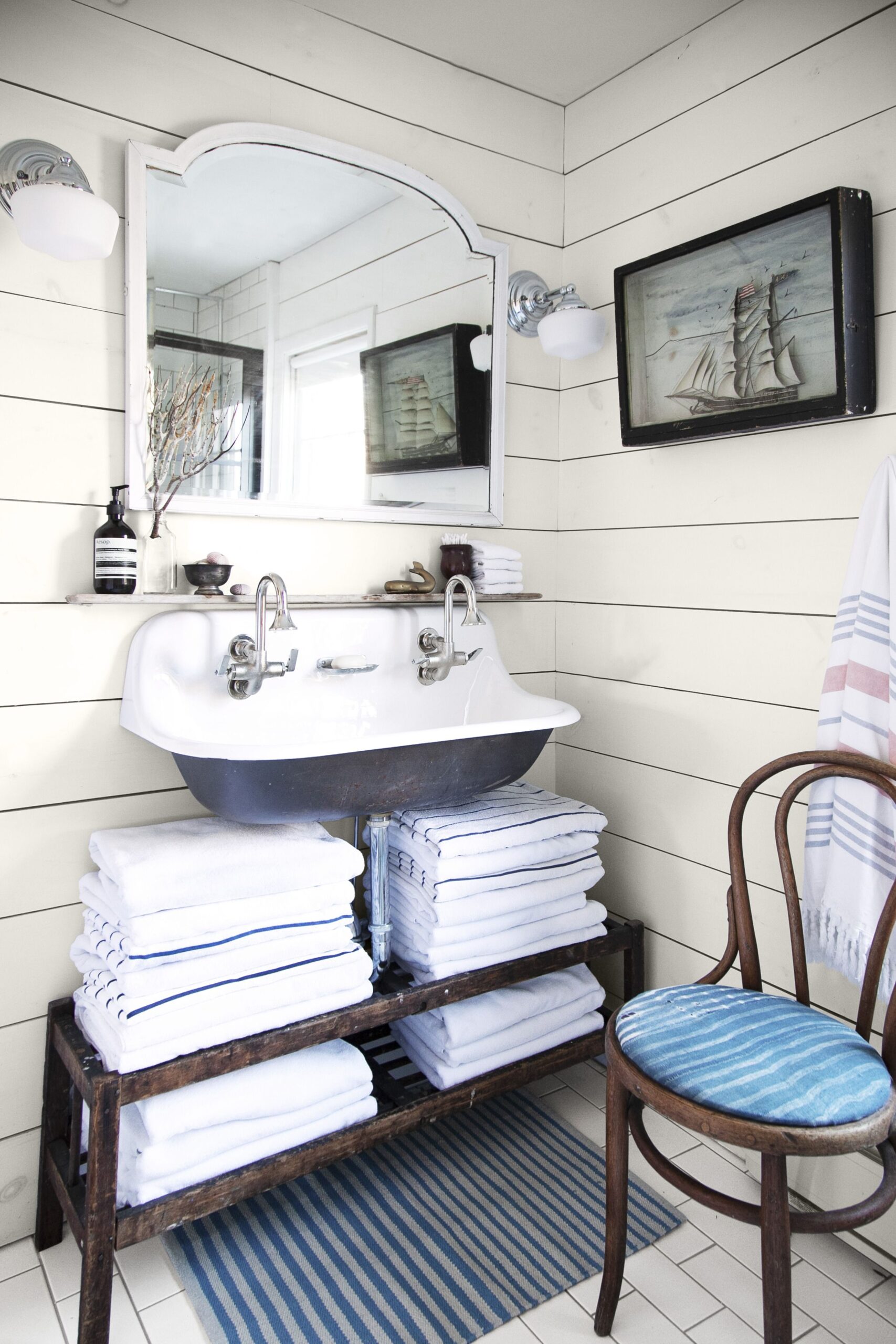 Coastal bathroom that shows the fisherman aesthetic trend in a traditional style.