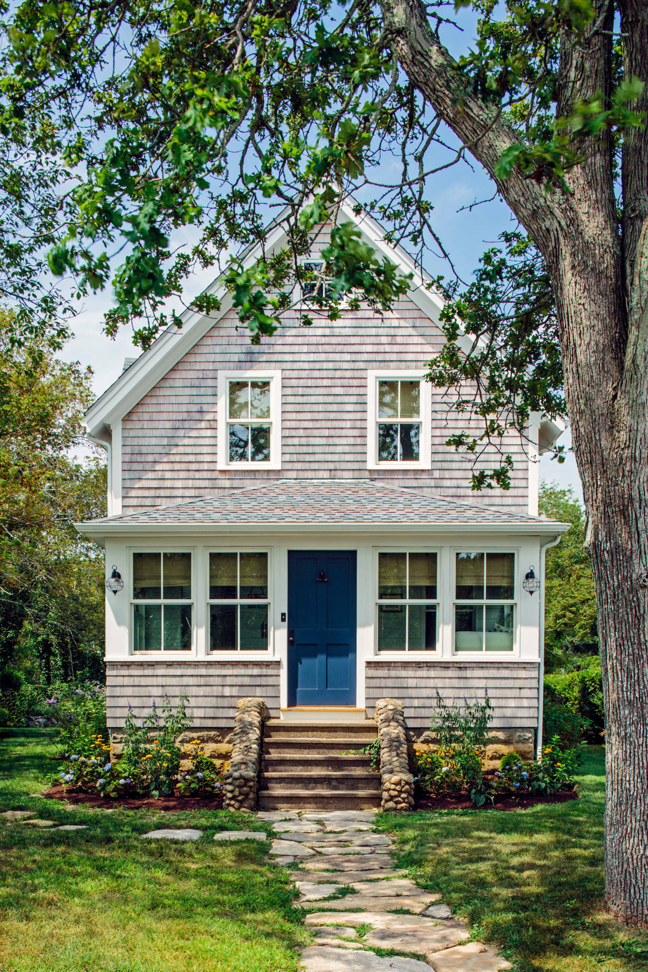 cottage home decor example of coastal home tour featuring the outside