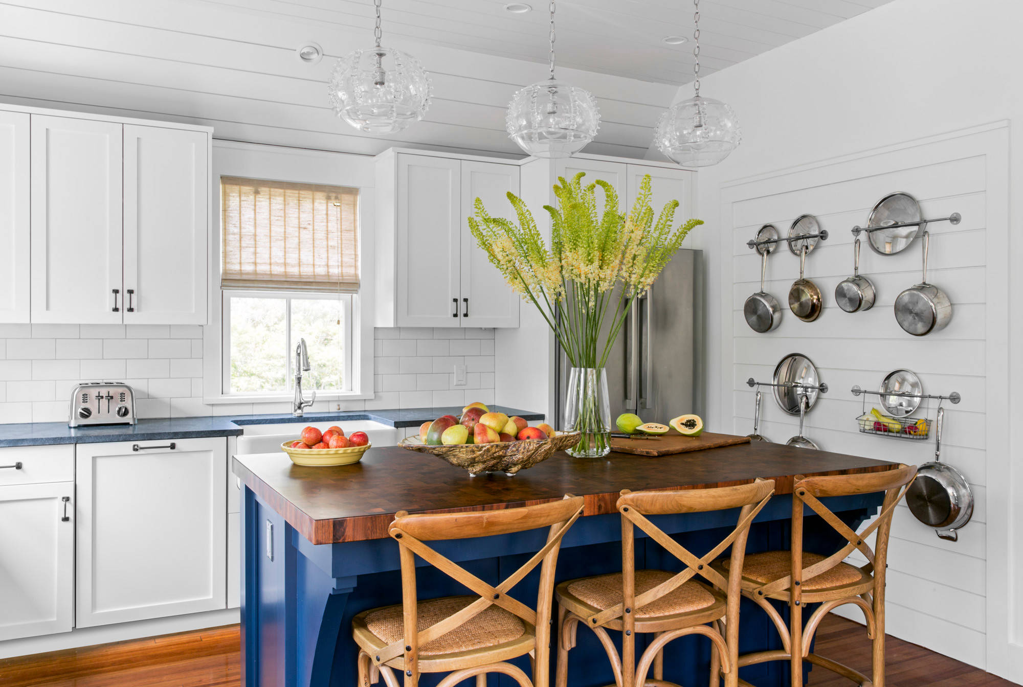 cottage home decor example of coastal home tour featuring kitchen