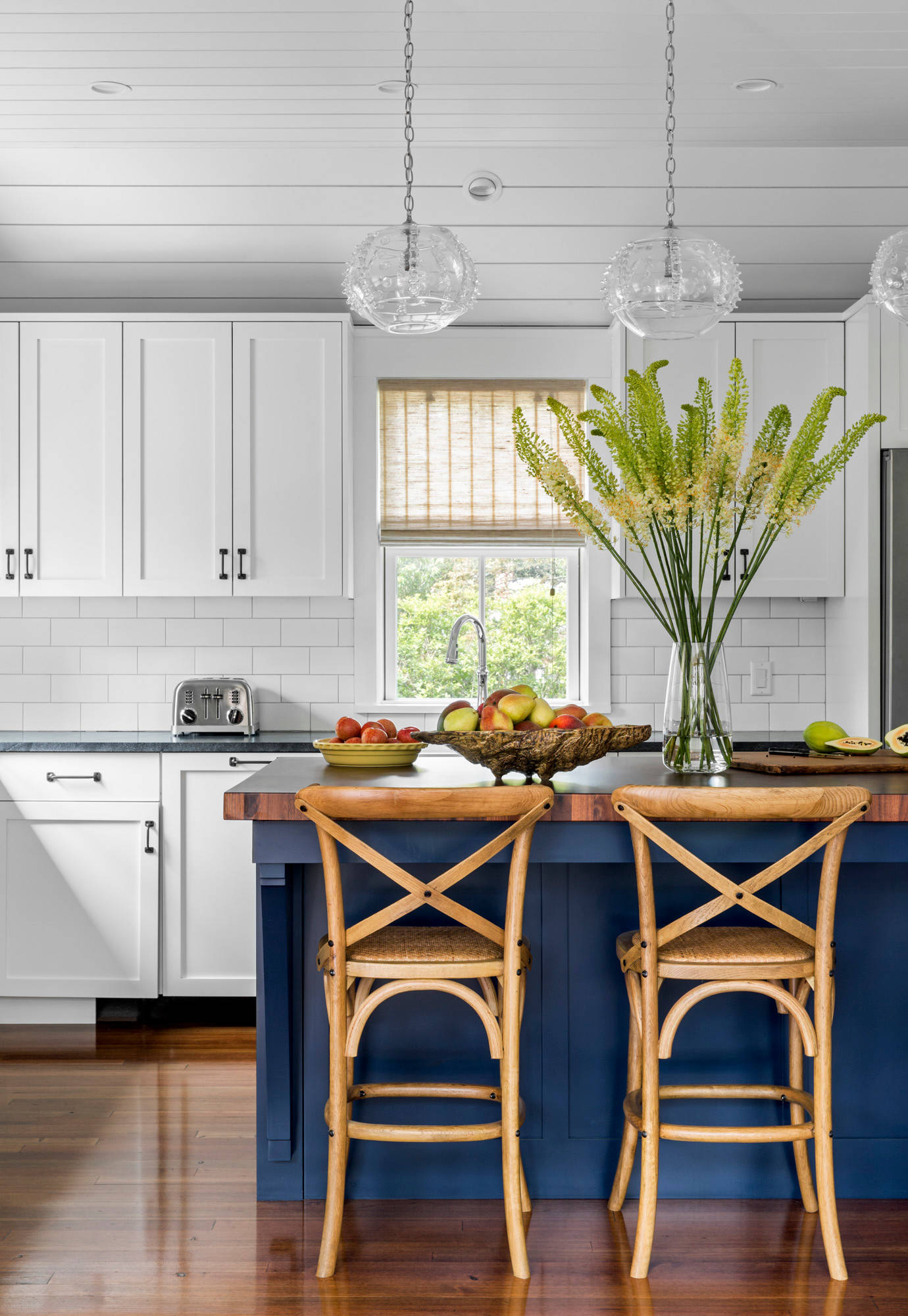 cottage home decor example of coastal home tour featuring kitchen