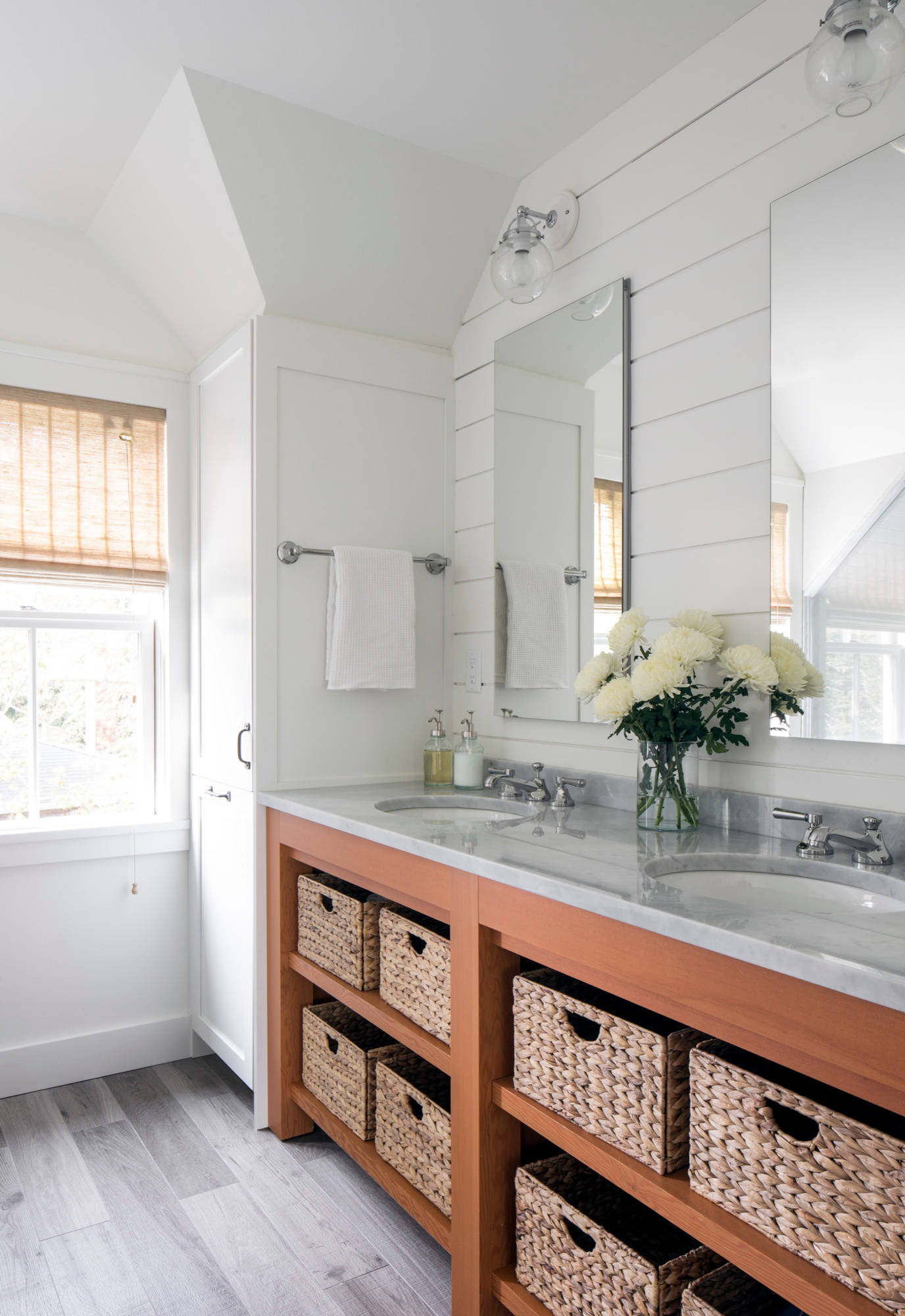 cottage home decor example of coastal home tour featuring kitchen