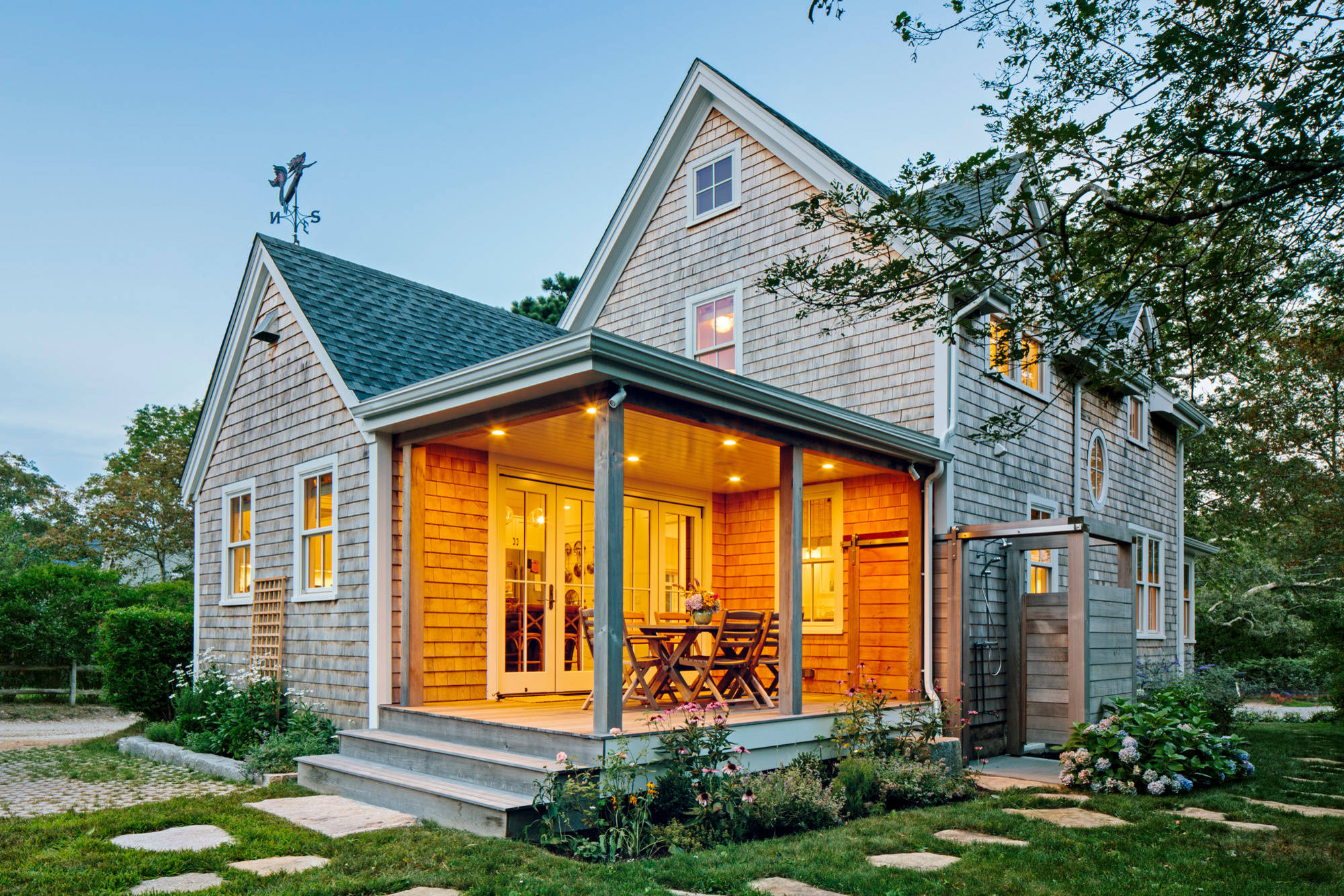 cottage home decor example of coastal home tour featuring the outside