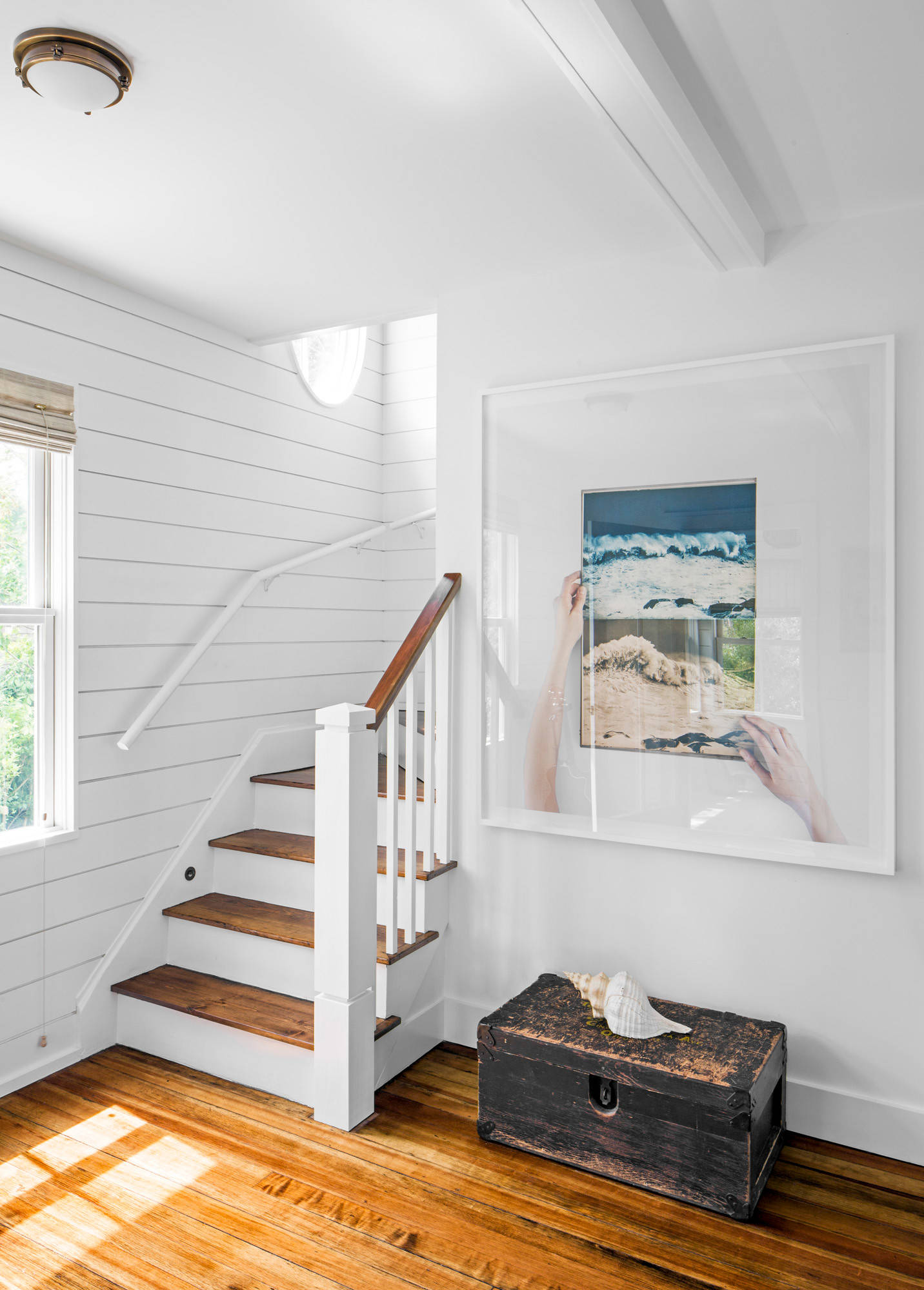 cottage home decor example of coastal home tour featuring entryway