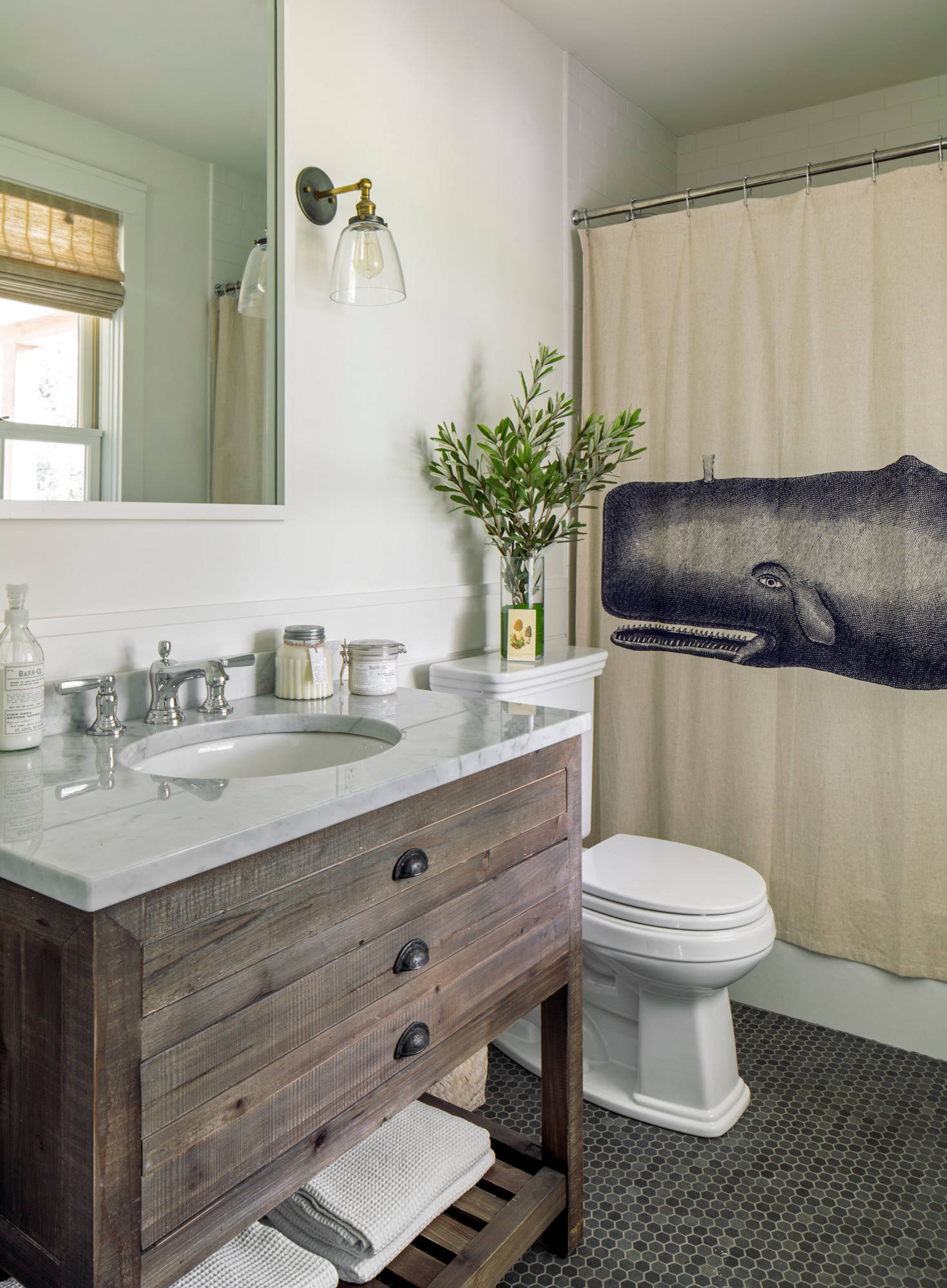 cottage home decor example of coastal home tour featuring kitchen