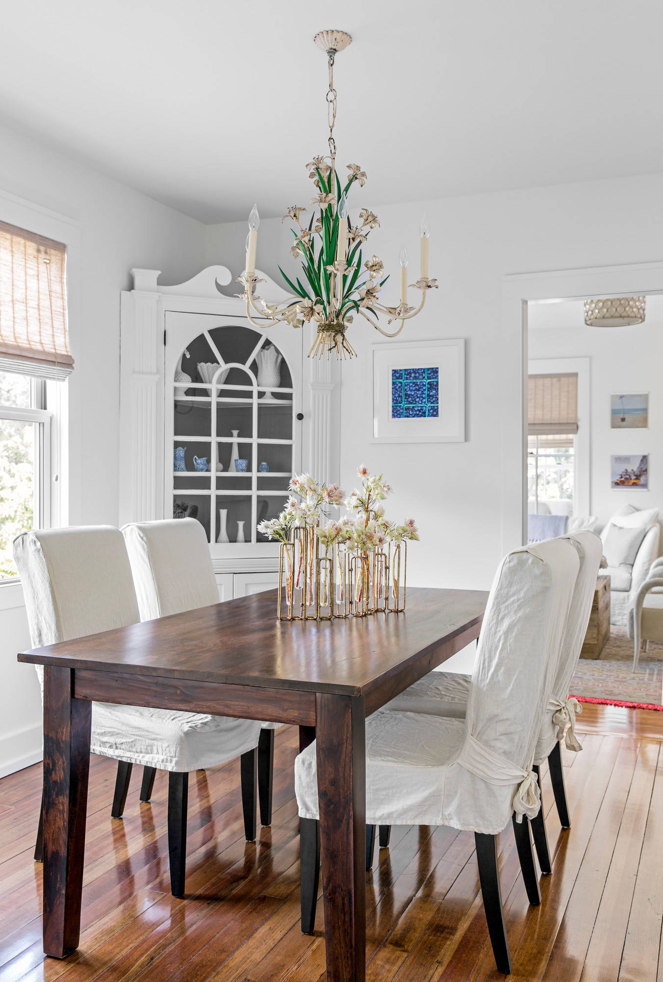 cottage home decor example of coastal home tour featuring dining room