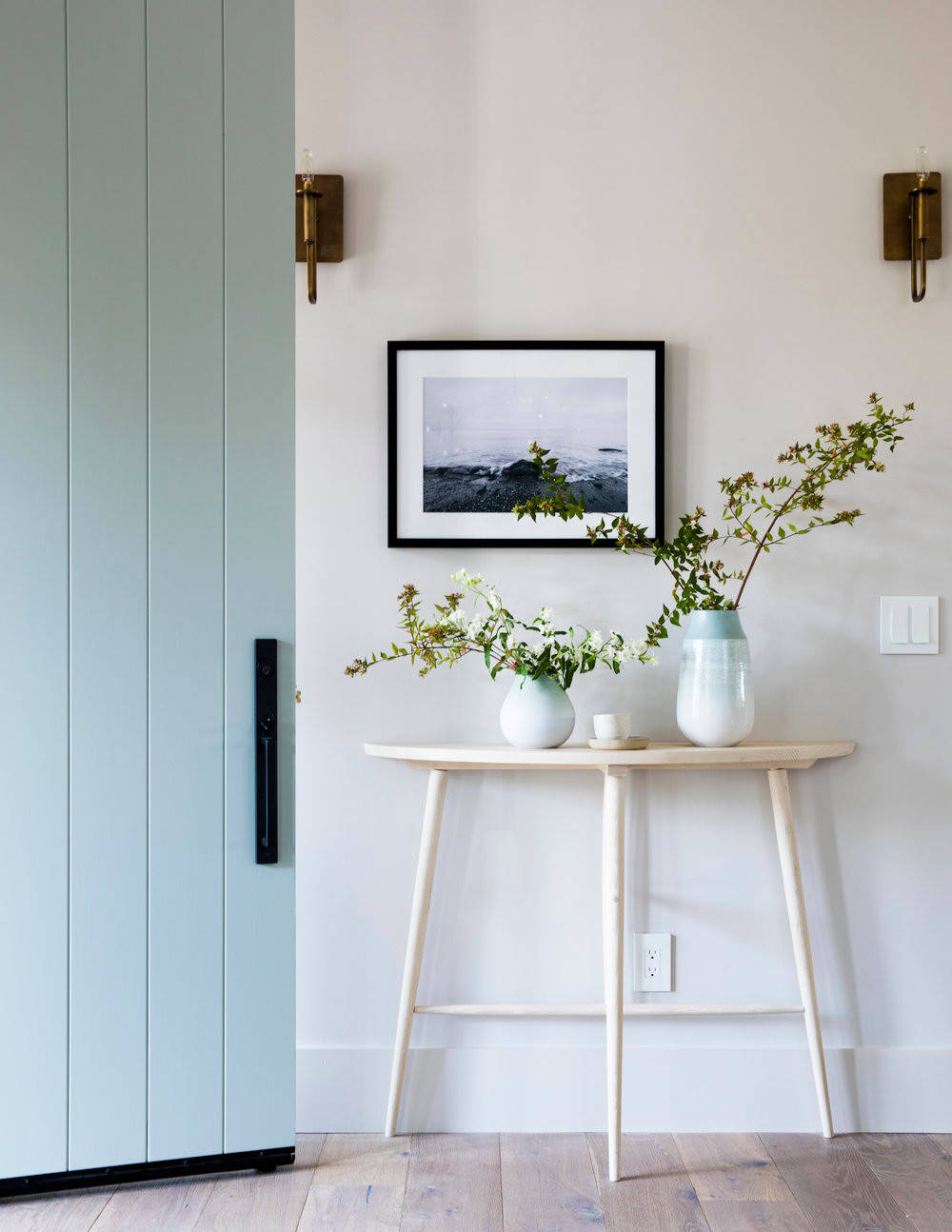 Contemporary home tour featuring entryway