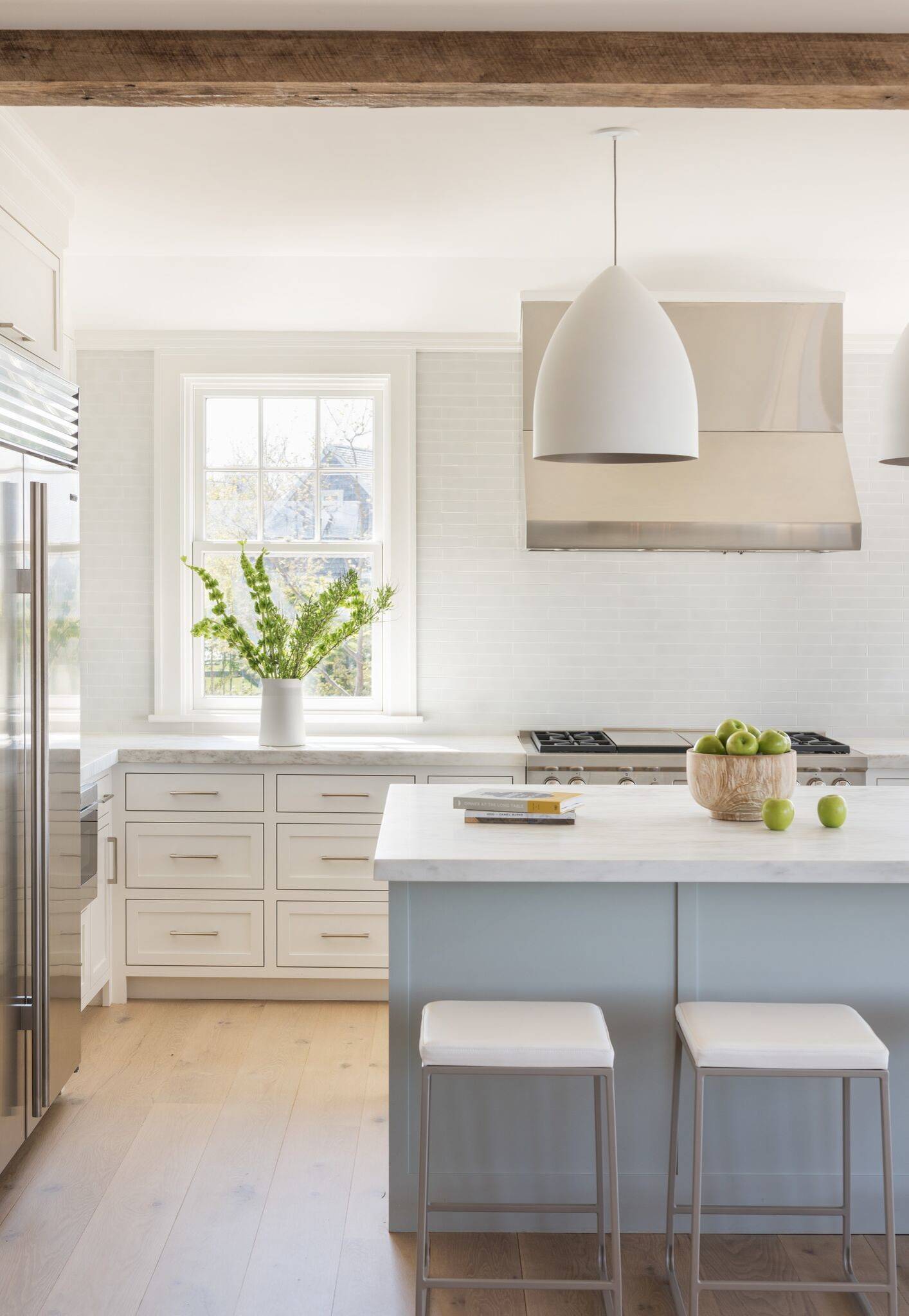modern farmhouse decor home tour featuring coastal contemporary style