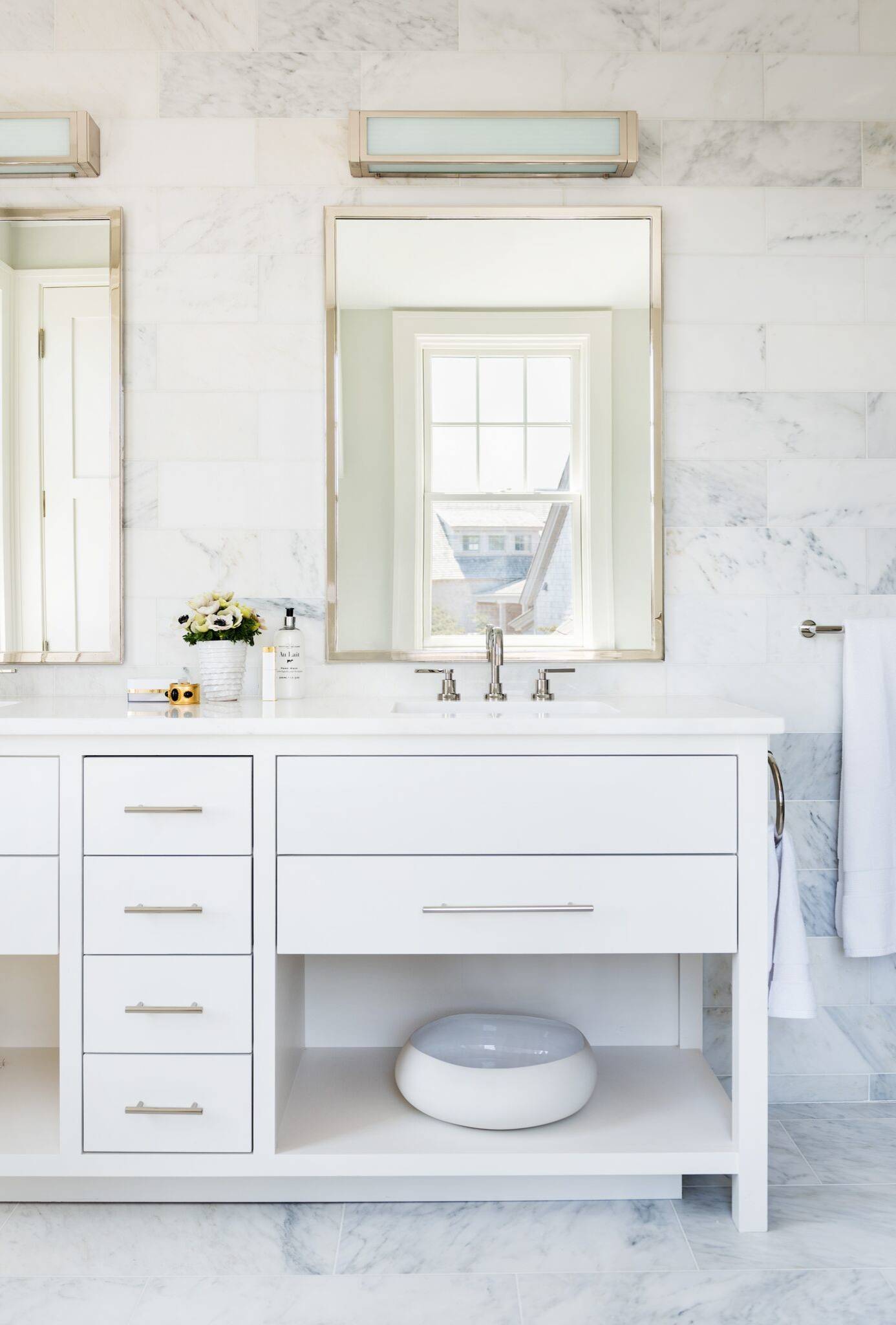 modern farmhouse decor home tour featuring coastal contemporary style