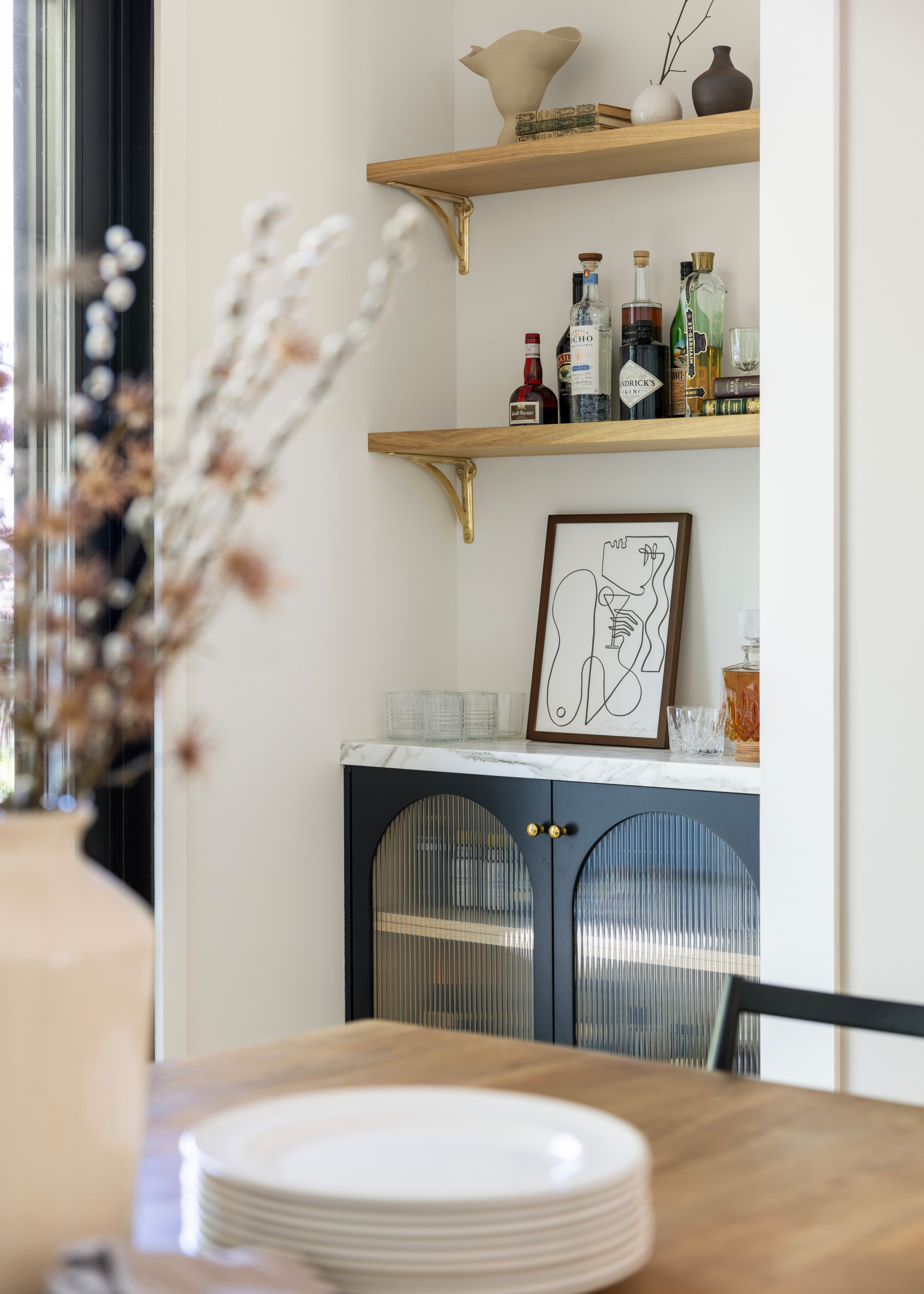 Organic modern home tour example featuring dining room
