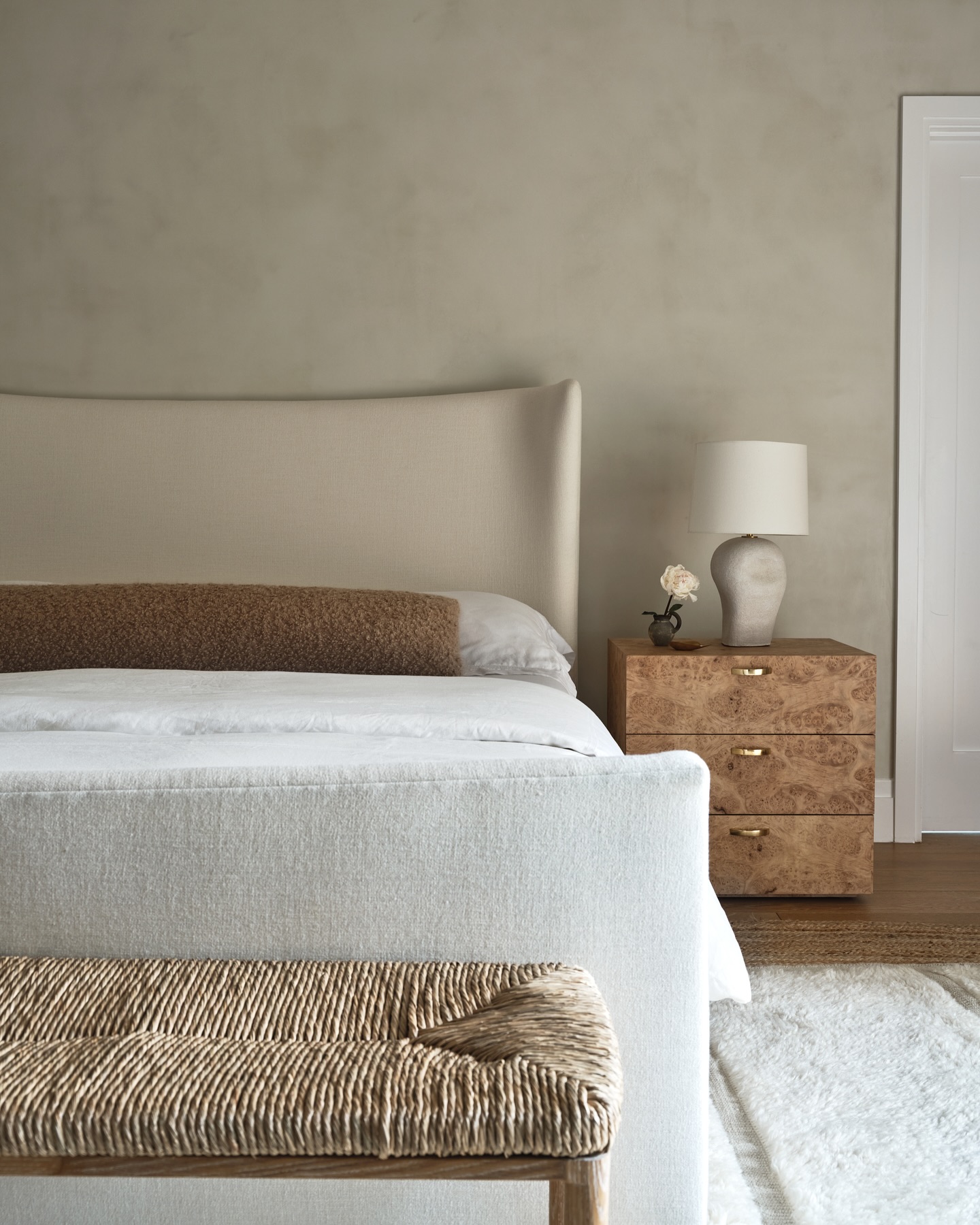 texture ñayering example of cozy fall decor bedroom