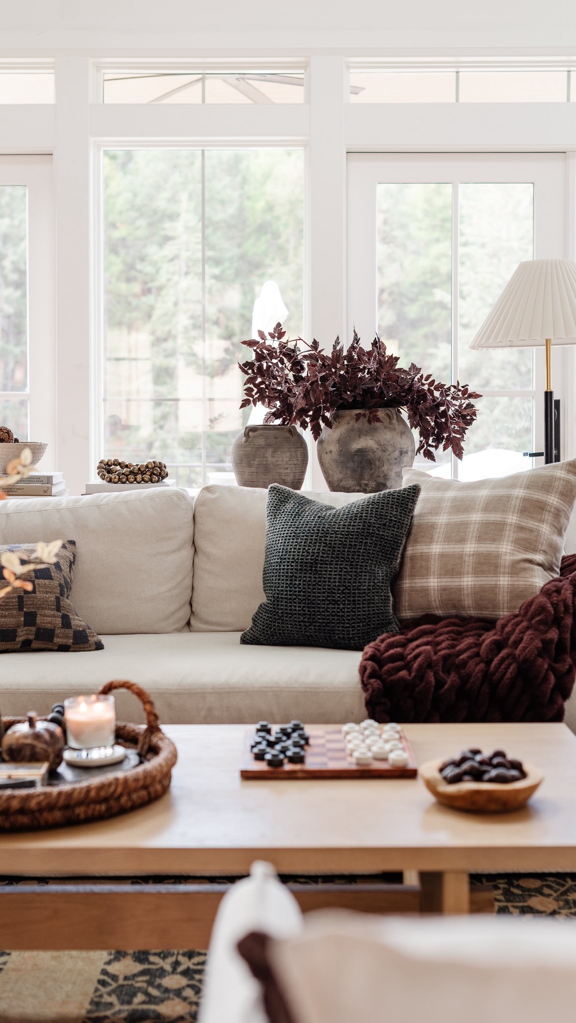 texture ñayering example of cozy fall decor living room