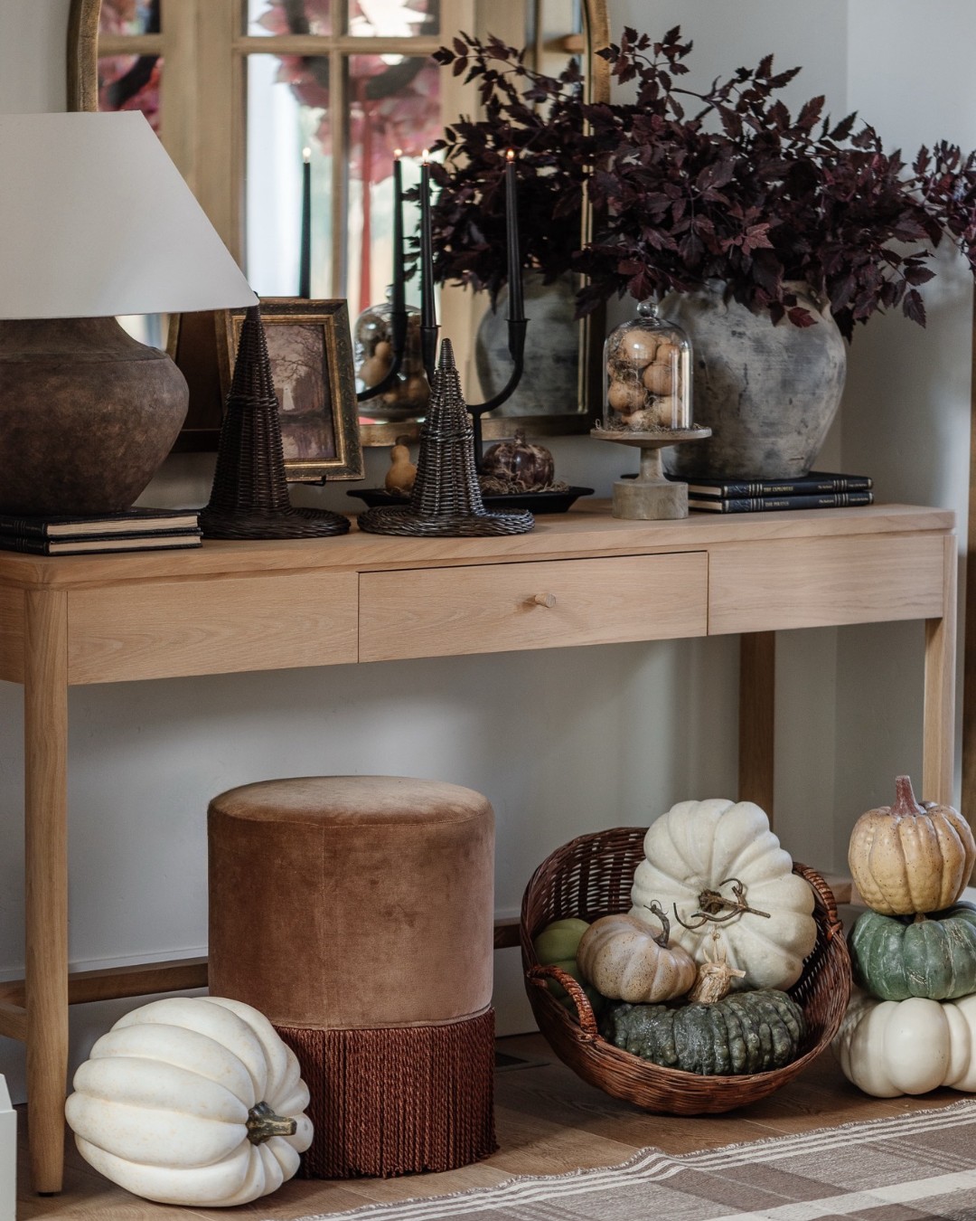 texture ñayering example of cozy fall decor entryway