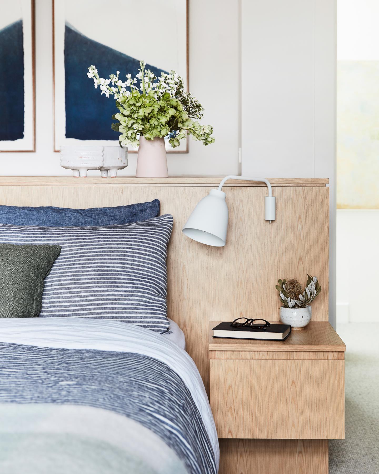 texture ñayering example of cozy fall decor modern cottage coastal bedroom
