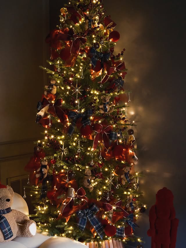 Ralph Lauren Christmas Tree Decor ideas featuring traditional living room at night