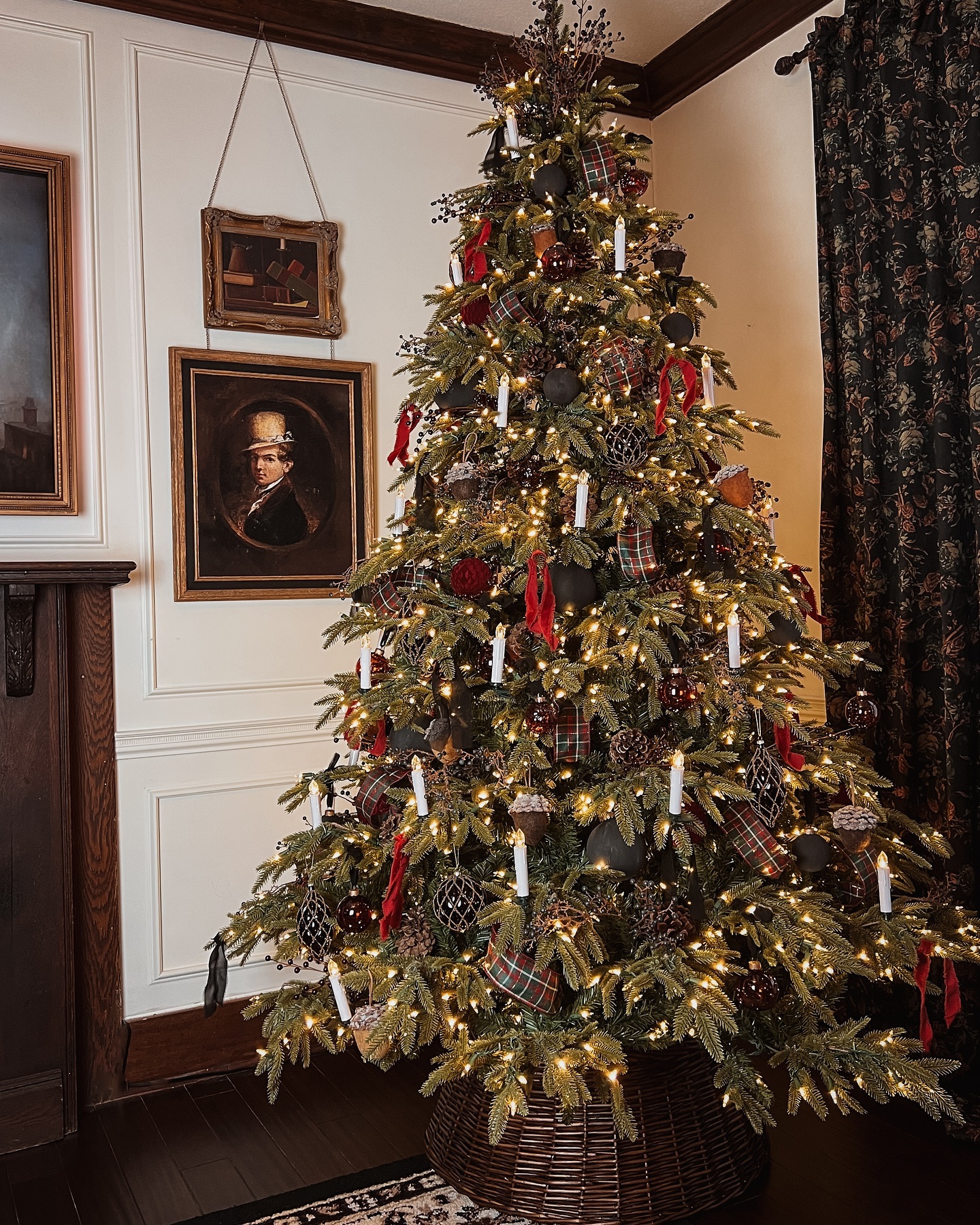 Ralph Lauren Christmas Tree Decor ideas featuring traditional living room moody color palette