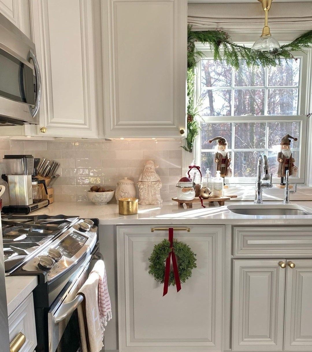 Budget Christmas kitchen styling tips and ideas featuring mini wreath hanging from dishwasher handle