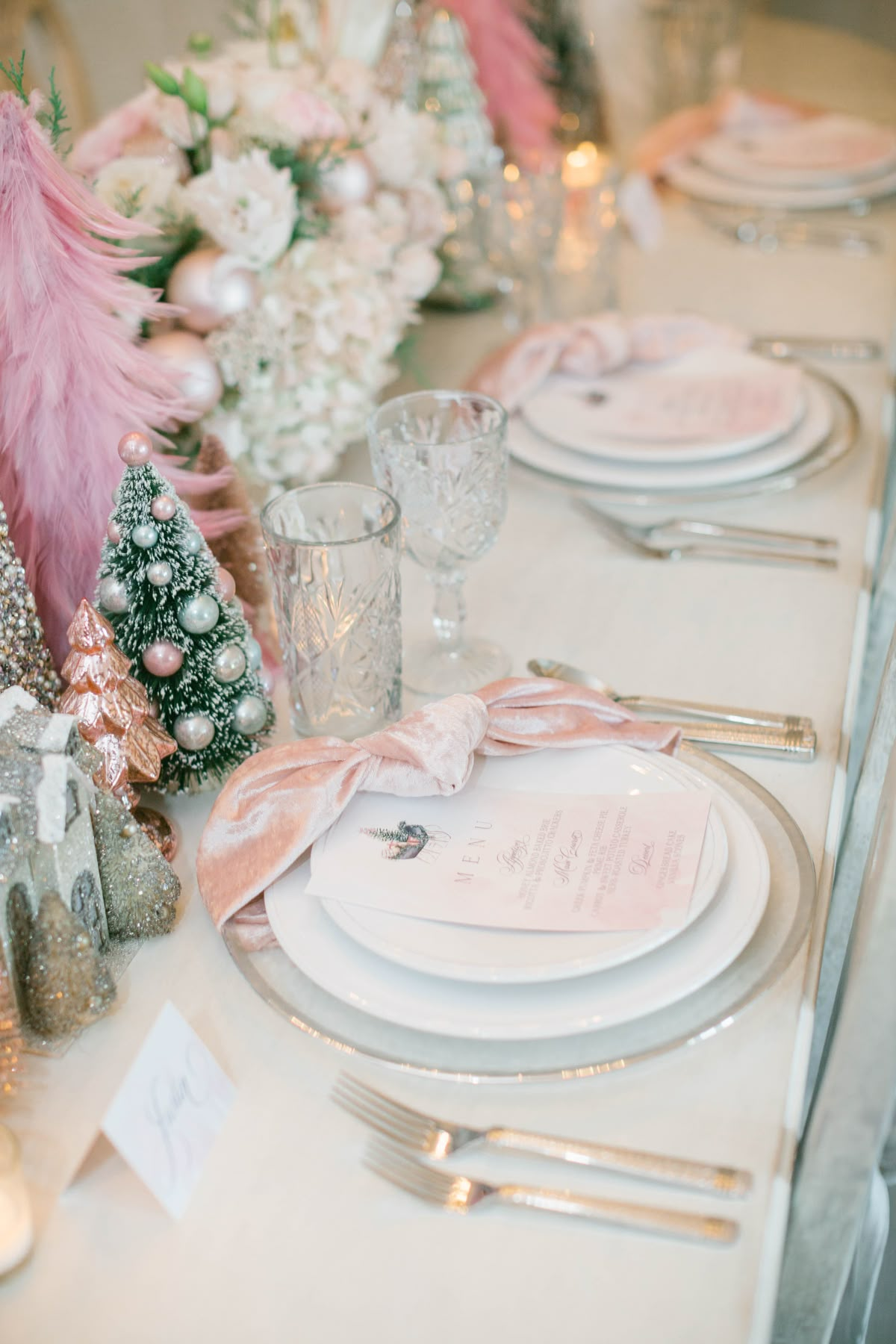 pastel Christmas decor ideas featuring pastel tablescape