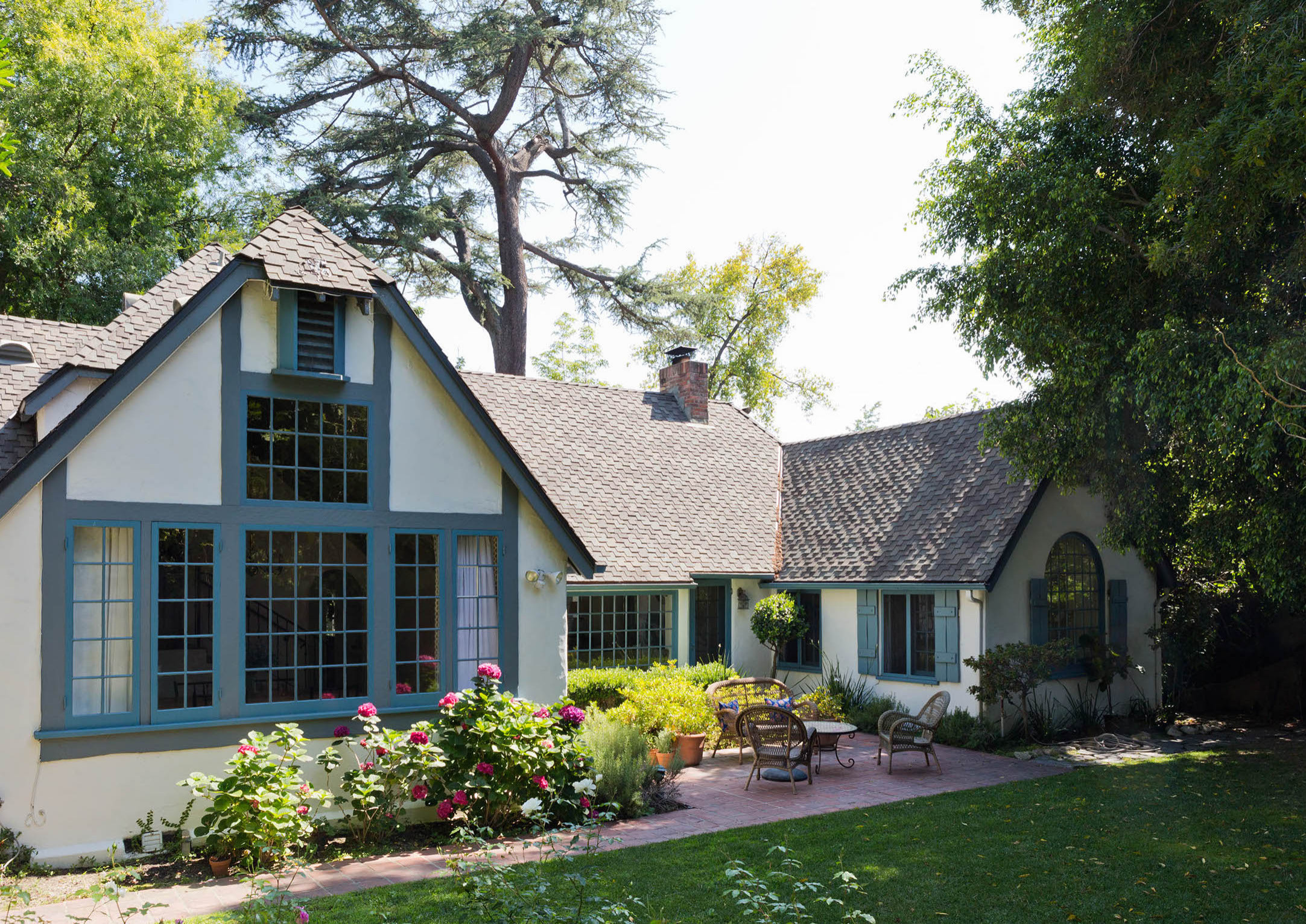 Home tour featuring a california with modern cottage interiors showcasing whimsical Californian home.