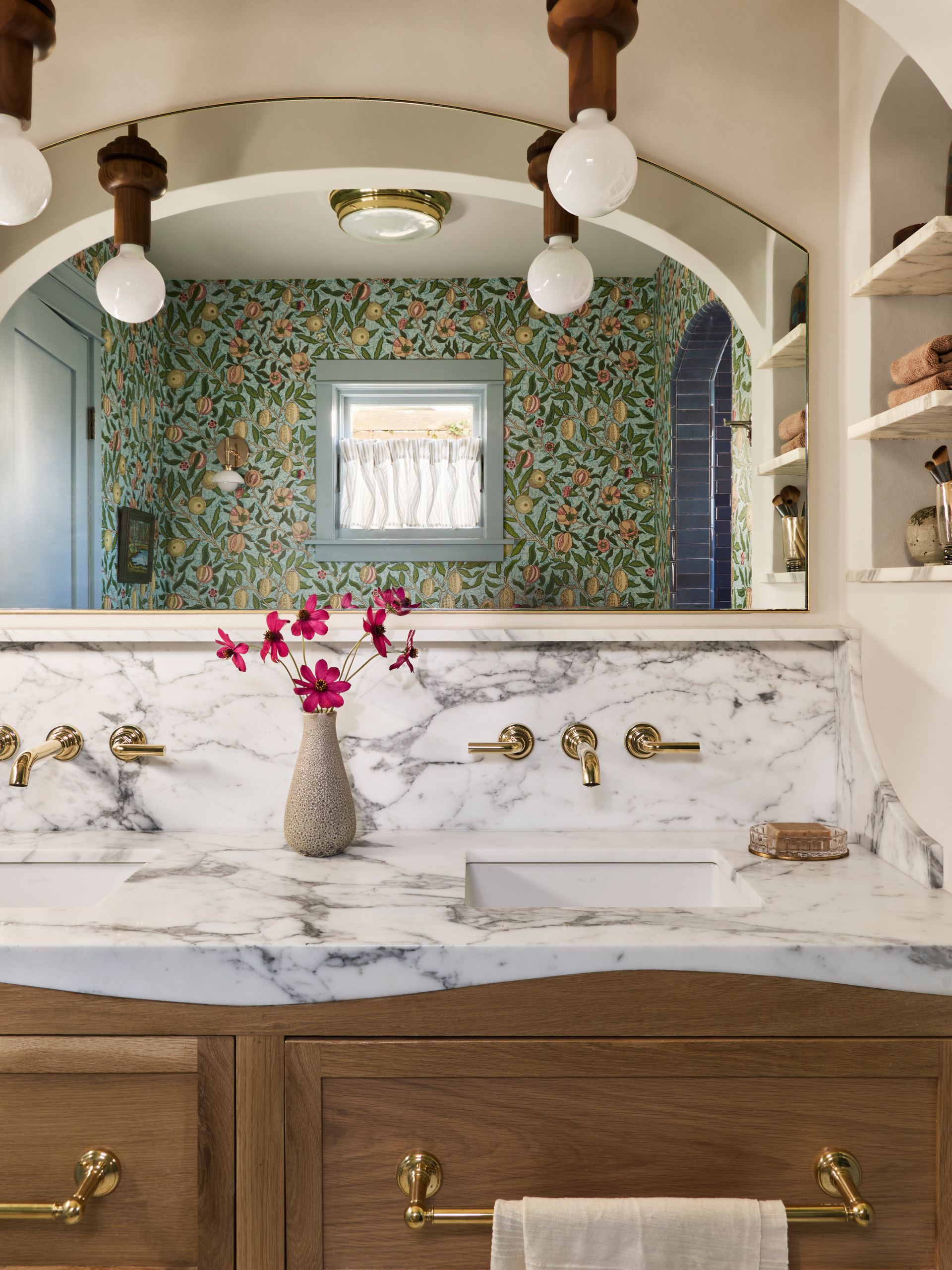 Home tour featuring craftsman historic renovation in LA in modern heritage style