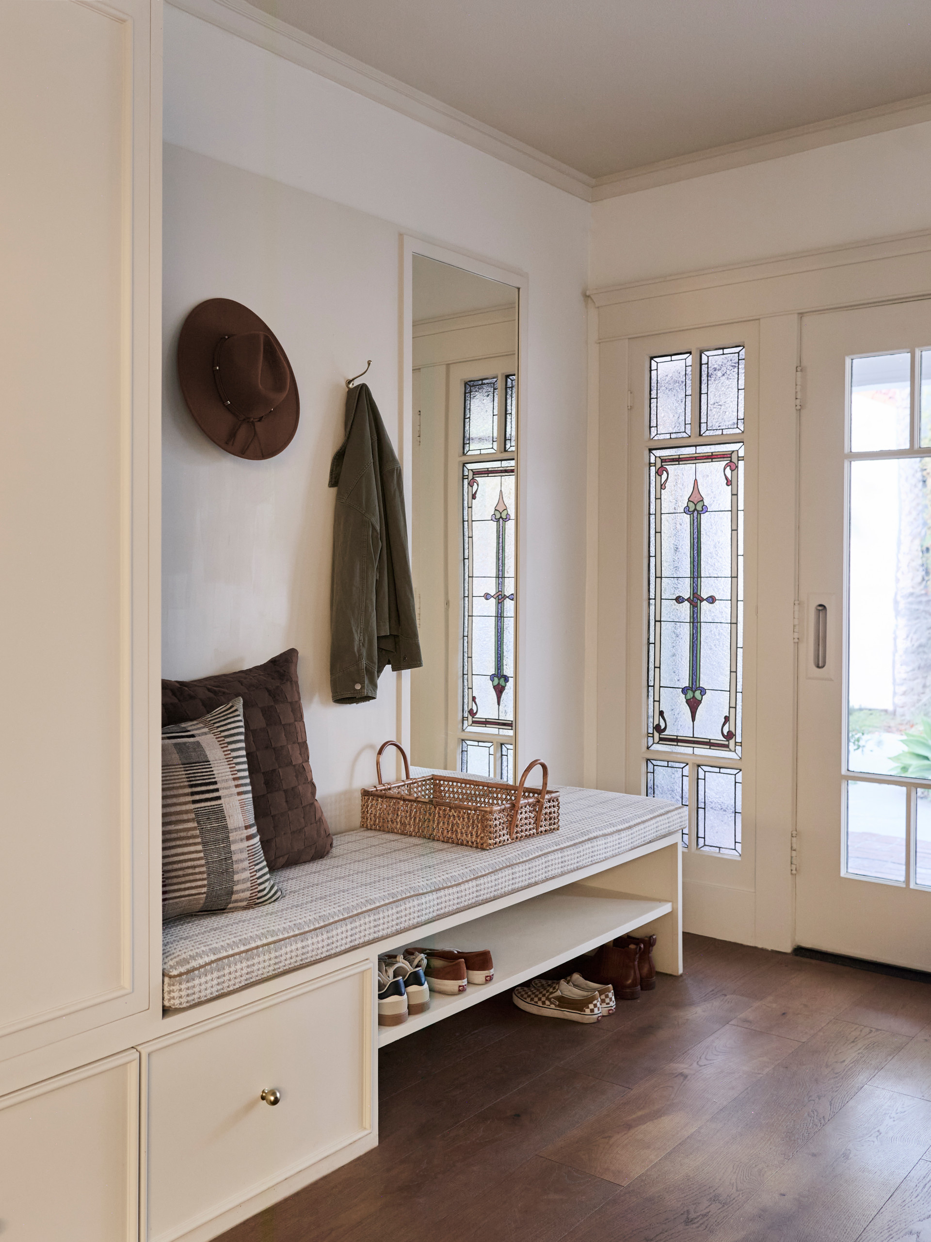 Home tour featuring craftsman historic renovation in LA in modern heritage style