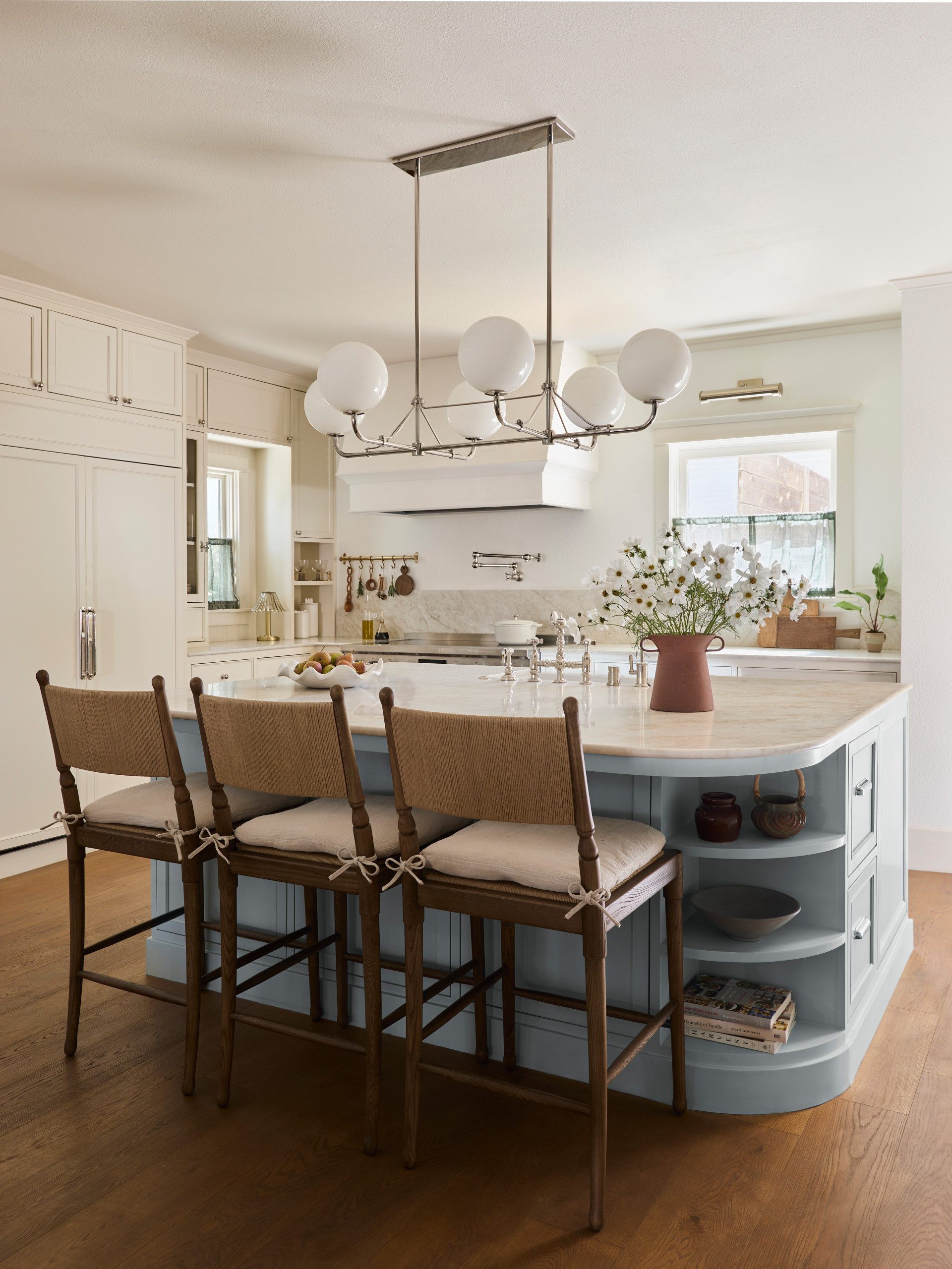 Home tour featuring craftsman historic renovation in LA in modern heritage style