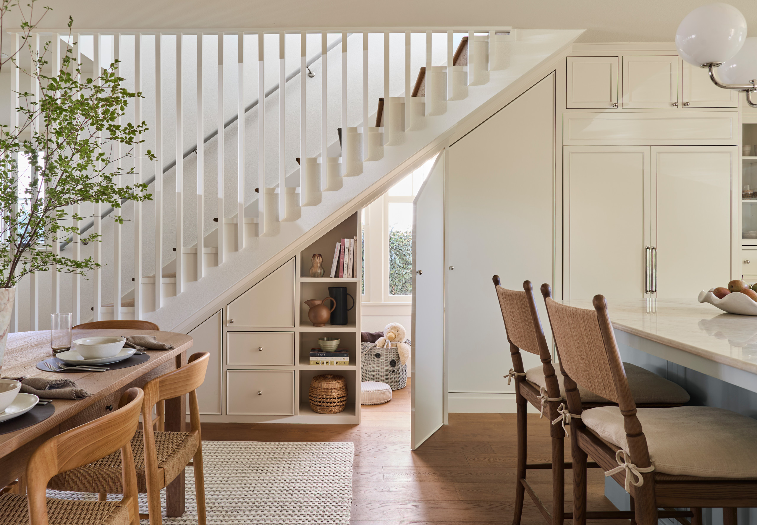 Home tour featuring craftsman historic renovation in LA in modern heritage style