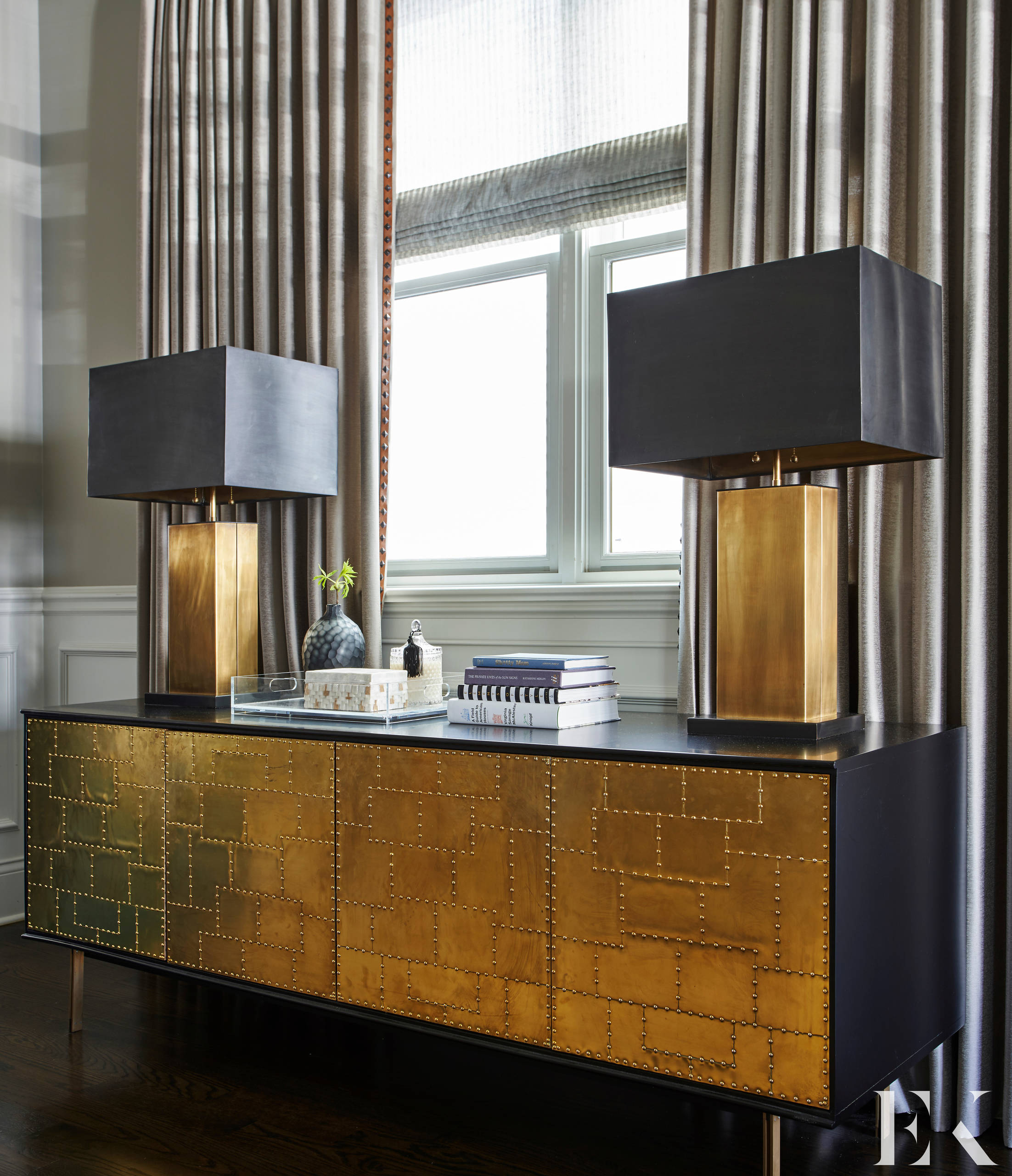 Family home tour featuring a glam console in gold placed in living room with a cozy home decor style