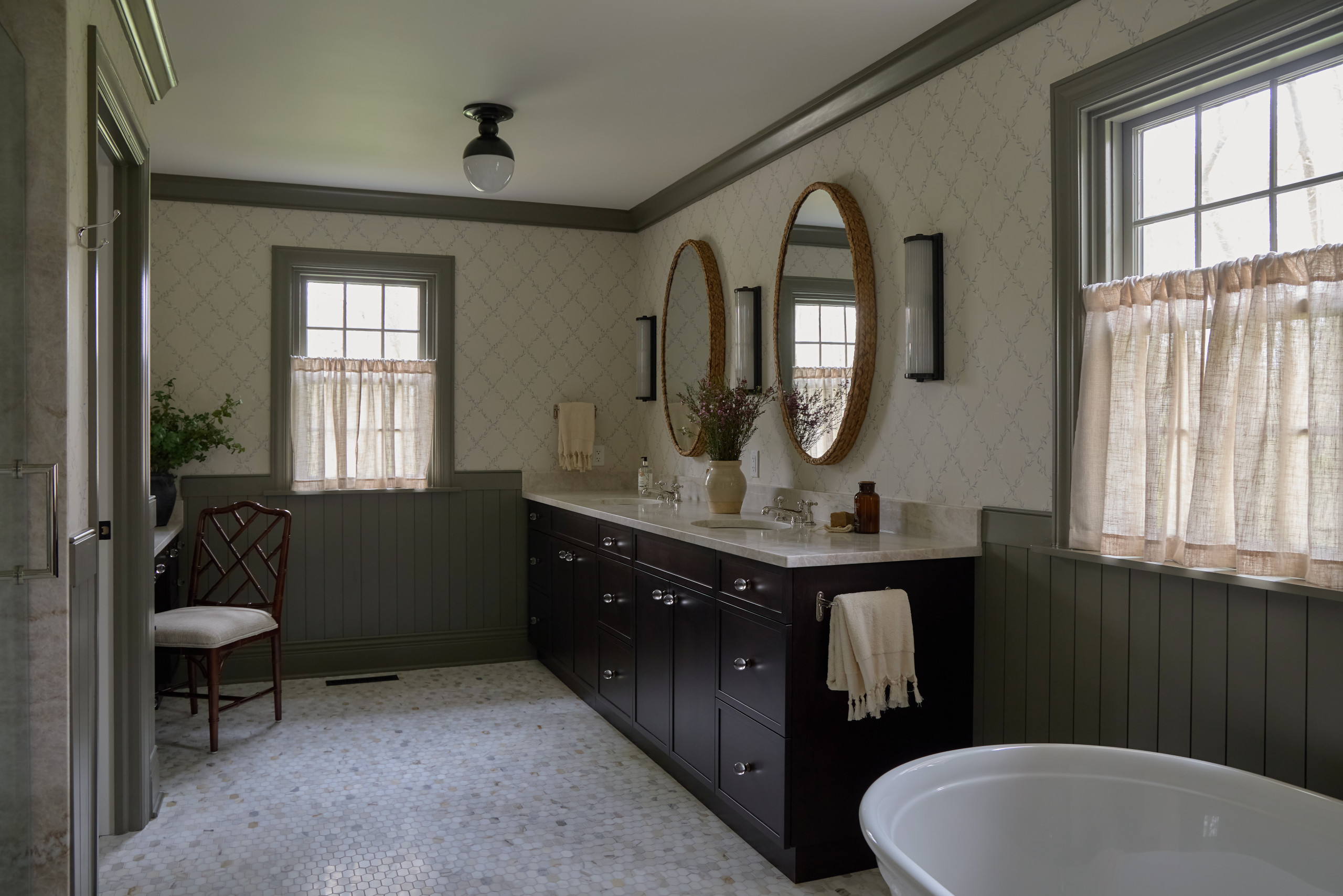 Modern farmhouse style home tour featuring a stylish dining room