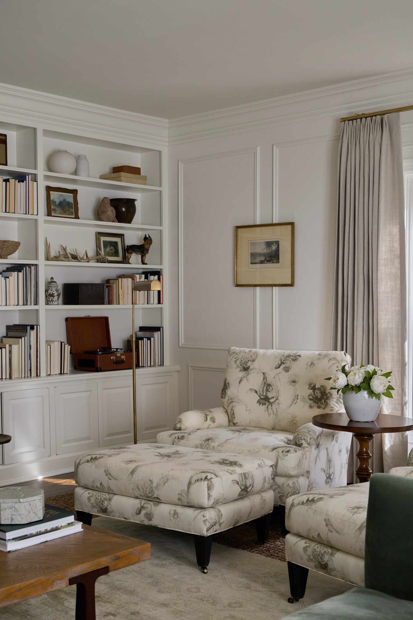 Modern farmhouse style home tour featuring a stylish living room
