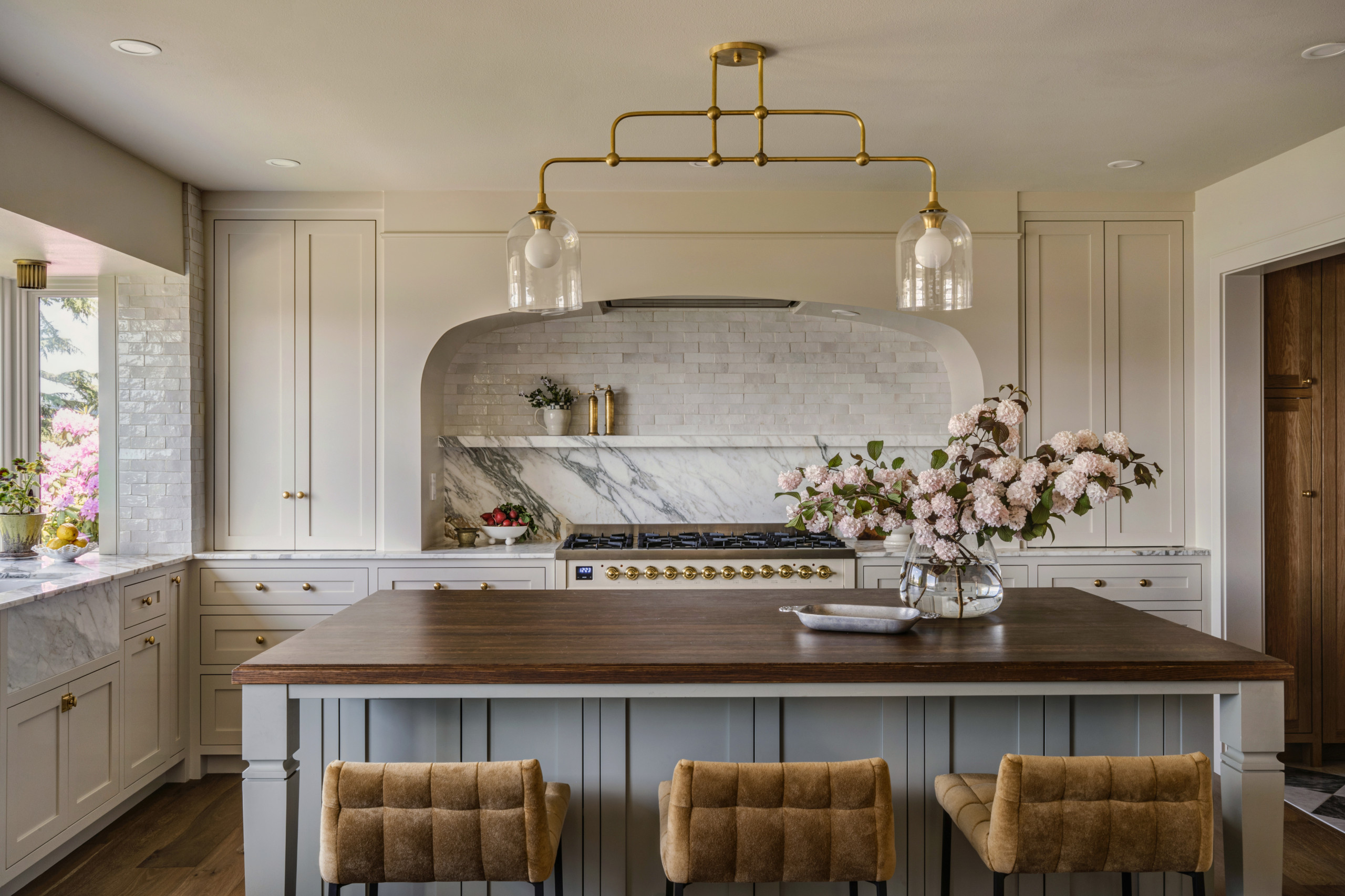 Sophisticated modern traditional home tour featuring the timeless Vista project designed by Jessica Nelson Design featuring a kitchen