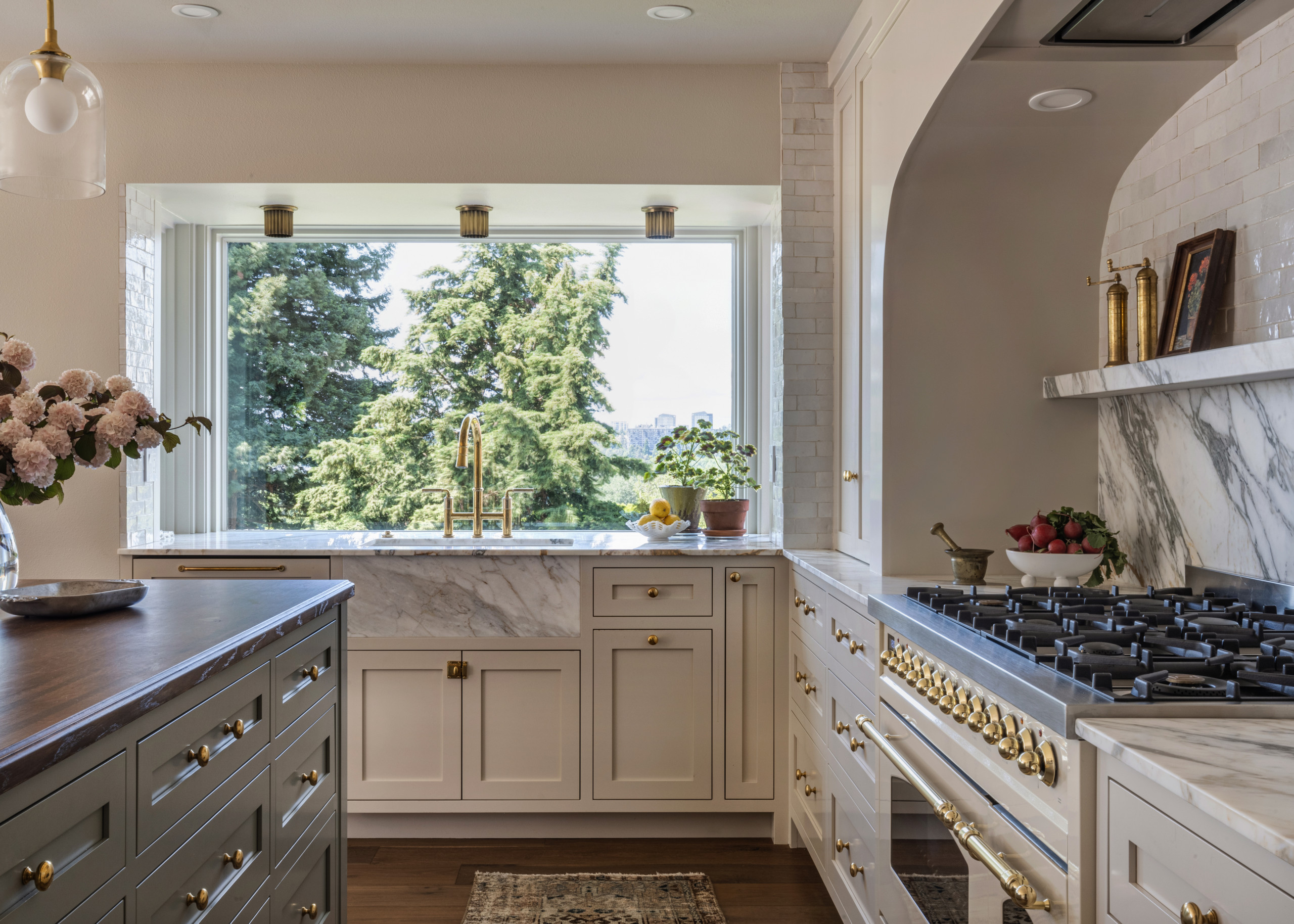 Sophisticated modern traditional home tour featuring the timeless Vista project designed by Jessica Nelson Design featuring a kitchen