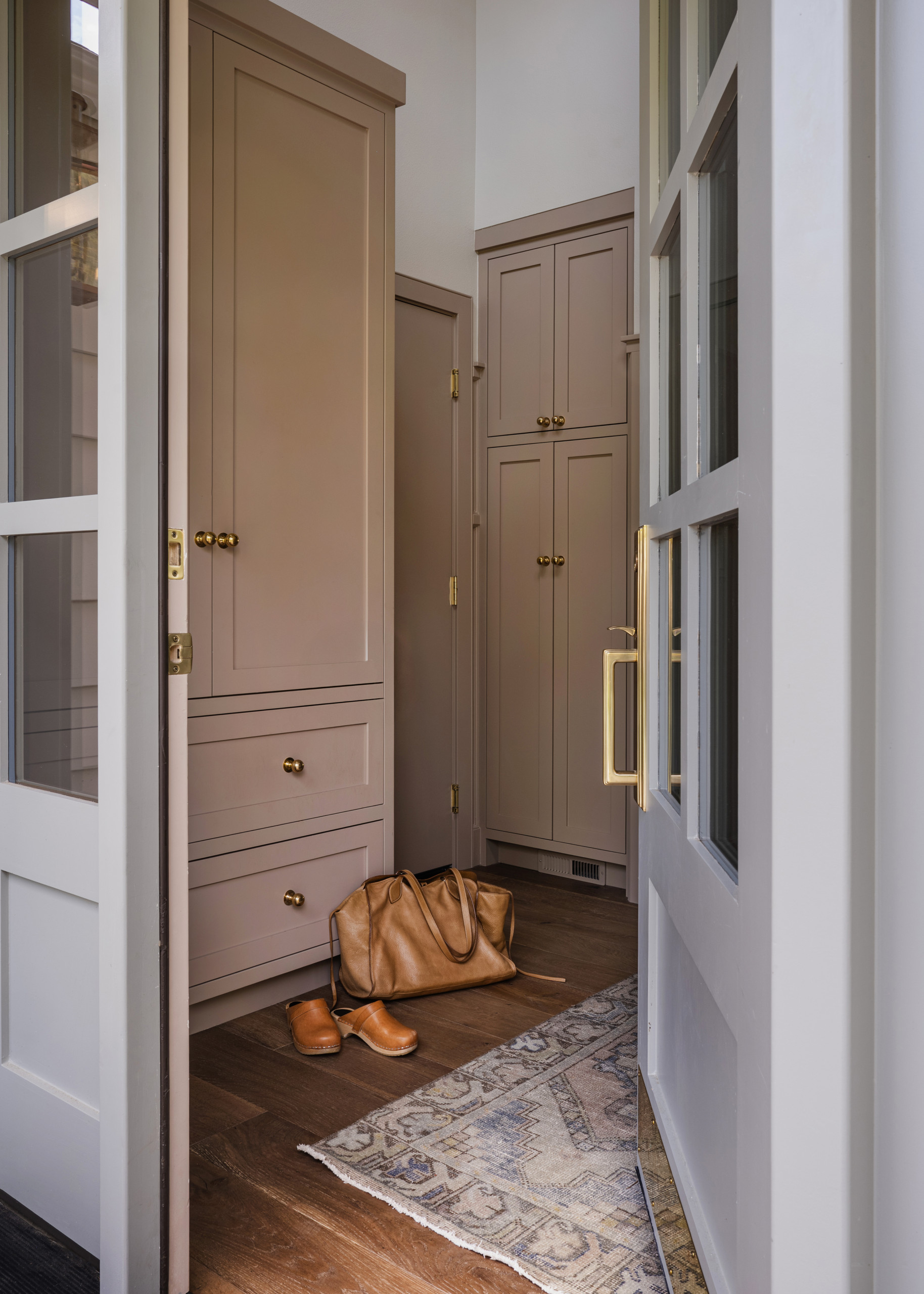 Sophisticated modern traditional home tour featuring the timeless Vista project designed by Jessica Nelson Design featuring a entryroom