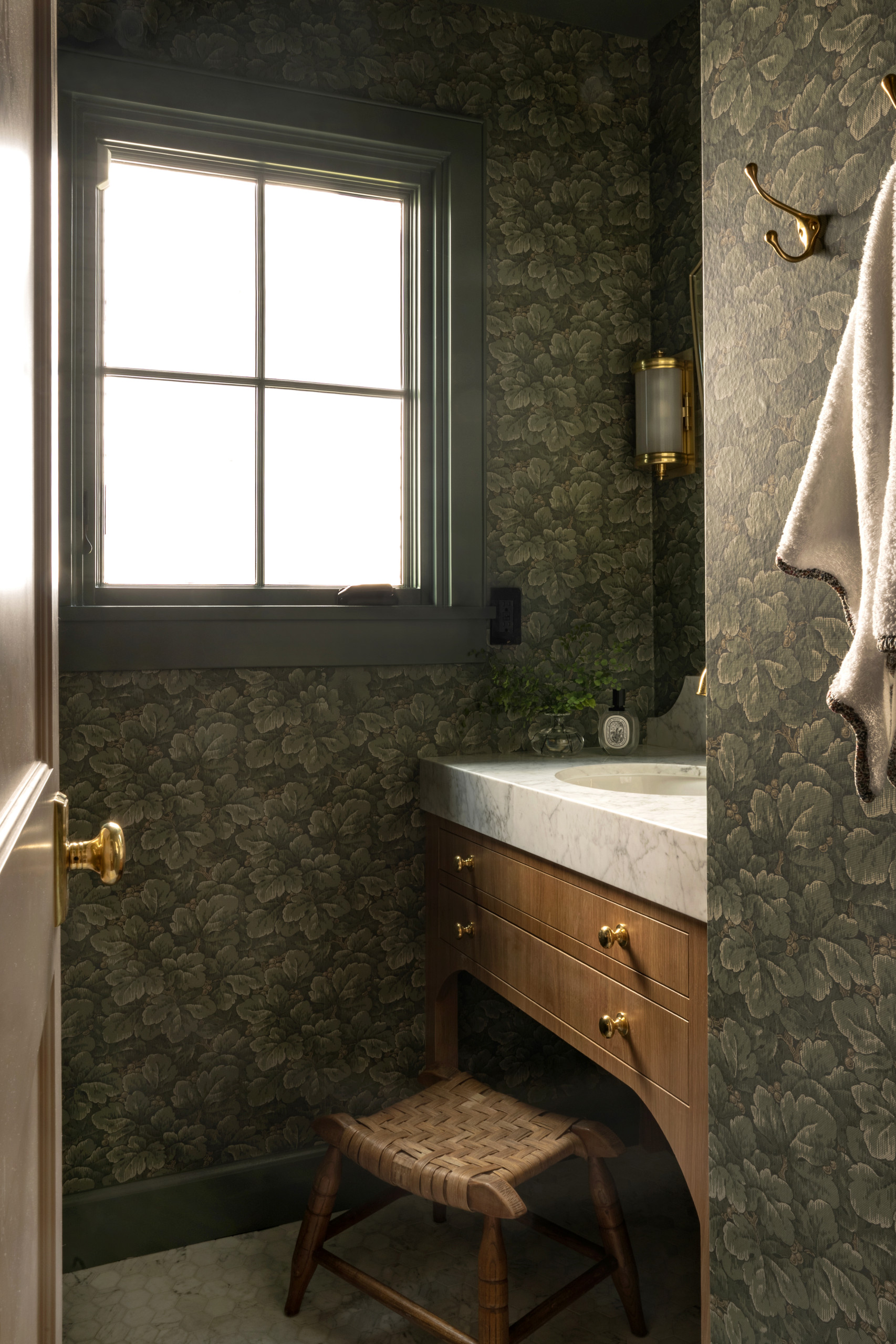 Sophisticated modern traditional home tour featuring the timeless Vista project designed by Jessica Nelson Design featuring a small bathroom